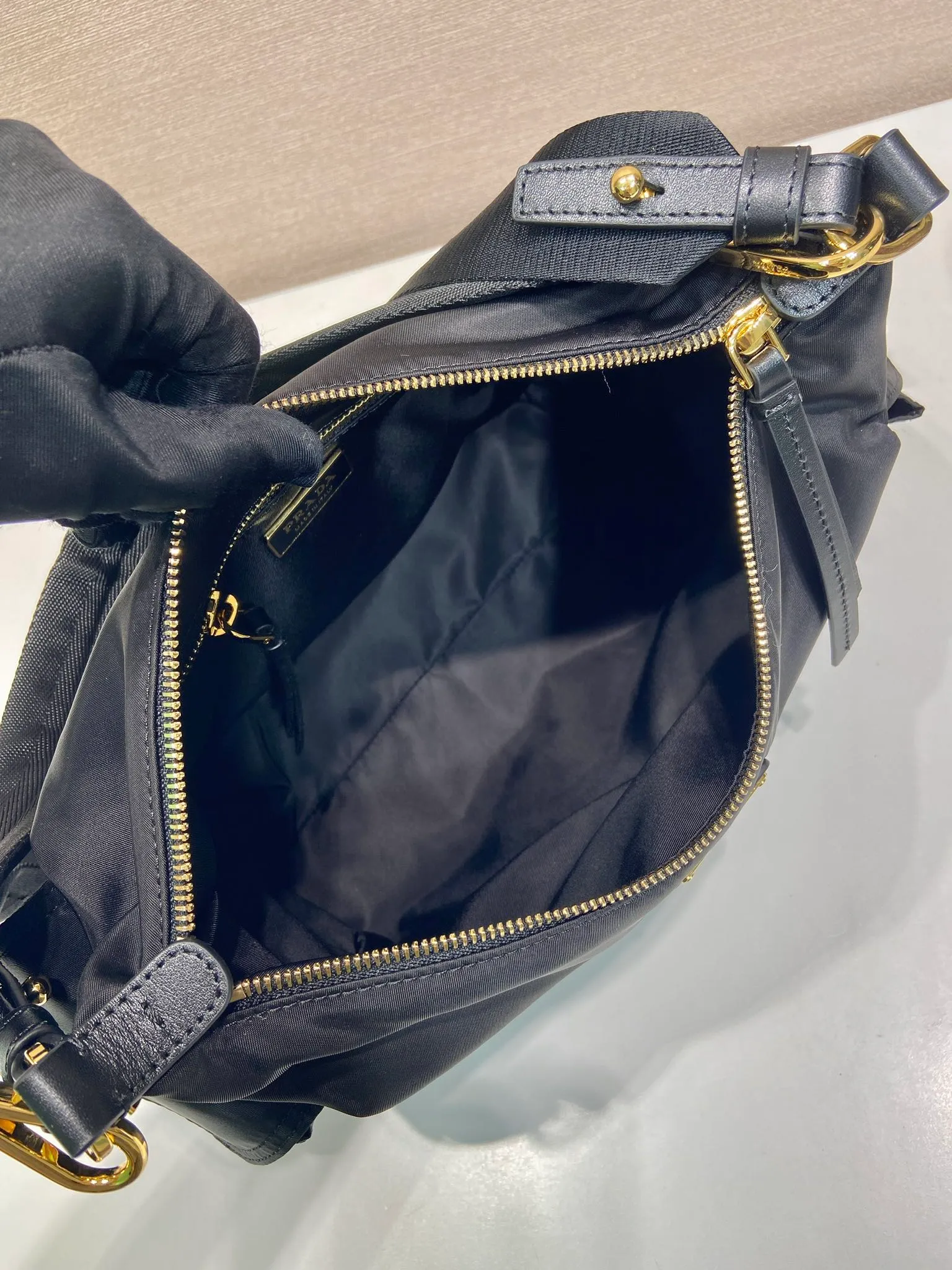 💰1260🎉New arrival🎉1BC264 Discovery Bag🎉🎉 This Discovery Bag is made of imported nylon fabric and calfskin, with a soft silhouette and multiple pockets. Lightweight and practical Re-Nylon emphasizes the design's versatile style, while leather details and signature accents reflect the P family's artisanal heritage. It comes with 2 removable, adjustable woven signature straps. The capacity is large and the upper body effect is very fashionable. Another hit that will never go out of style. Worth having! 🎉🎉 Length 32x Height 22x Bottom 11.5cm🎉🎉🎉💰💰💰