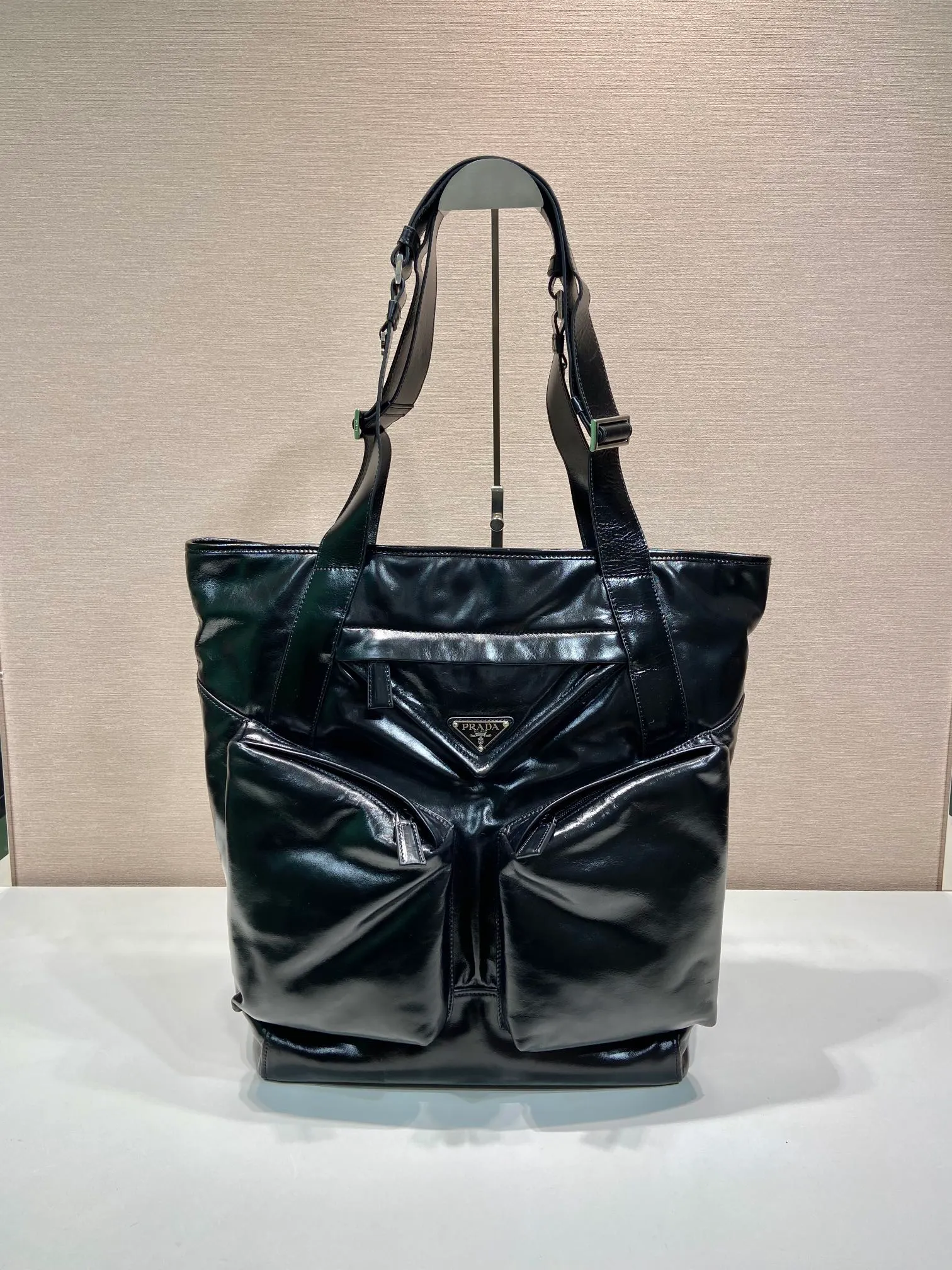 💰2360🎉New tote bag🎉2VG120 oil wax leather🎉🎉 This tote bag is made of imported oil wax leather, has ample capacity, is equipped with adjustable handles, and has a unique large diagonal utility pocket, surrounding a triangular middle pocket, embellished with an enameled triangular metal logo. The contrast between shape and material is fully demonstrated, adding a stylish casual charm to this accessory. Babies, hurry up and get it! Worth owning🎉🎉 Length 31.5x Height 42.5x Bottom 16cm🎉🎉🎉👏👏👏