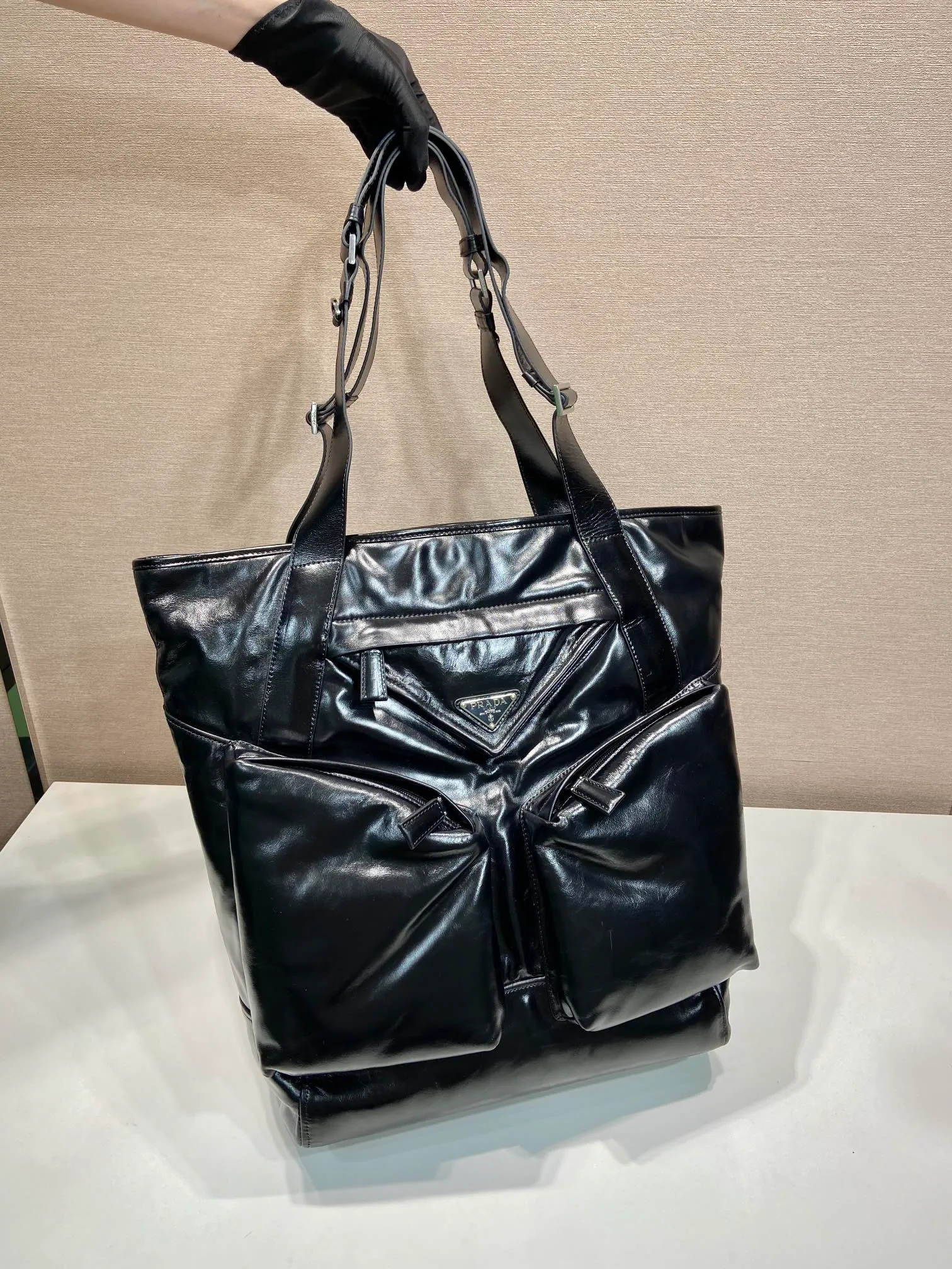 💰2360🎉New tote bag🎉2VG120 oil wax leather🎉🎉 This tote bag is made of imported oil wax leather, has ample capacity, is equipped with adjustable handles, and has a unique large diagonal utility pocket, surrounding a triangular middle pocket, embellished with an enameled triangular metal logo. The contrast between shape and material is fully demonstrated, adding a stylish casual charm to this accessory. Babies, hurry up and get it! Worth owning🎉🎉 Length 31.5x Height 42.5x Bottom 16cm🎉🎉🎉👏👏👏