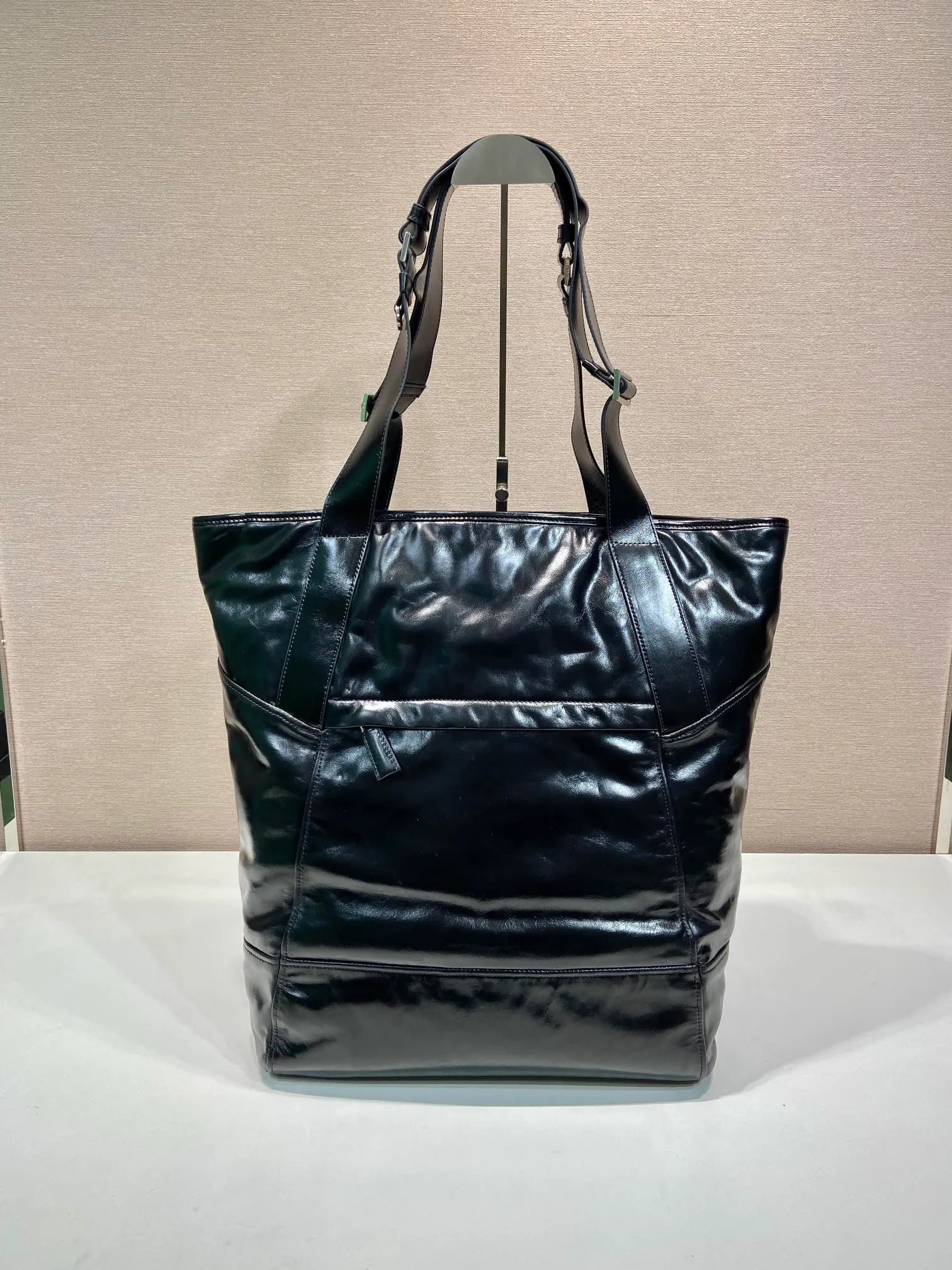 💰2360🎉New tote bag🎉2VG120 oil wax leather🎉🎉 This tote bag is made of imported oil wax leather, has ample capacity, is equipped with adjustable handles, and has a unique large diagonal utility pocket, surrounding a triangular middle pocket, embellished with an enameled triangular metal logo. The contrast between shape and material is fully demonstrated, adding a stylish casual charm to this accessory. Babies, hurry up and get it! Worth owning🎉🎉 Length 31.5x Height 42.5x Bottom 16cm🎉🎉🎉👏👏👏