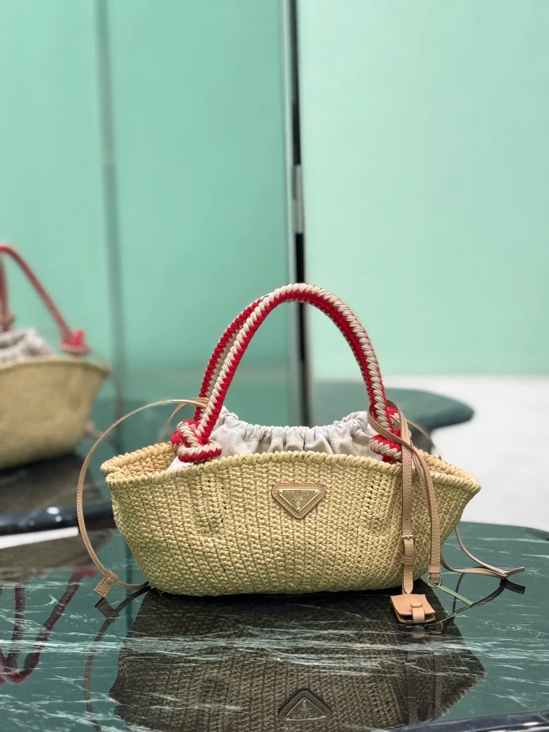 💰1500, woven vegetable basket🧺 This handmade crochet bag exudes the charm of freedom and retro. The exquisite crochet craftsmanship speaks of exquisite craftsmanship and attention to detail. Cotton rope handle, removable leather pendant Metal hardware Enameled metal triangle logo on the front Removable bag and drawstring inside Dimensions: 26×14×11cm Style number: 1BA463