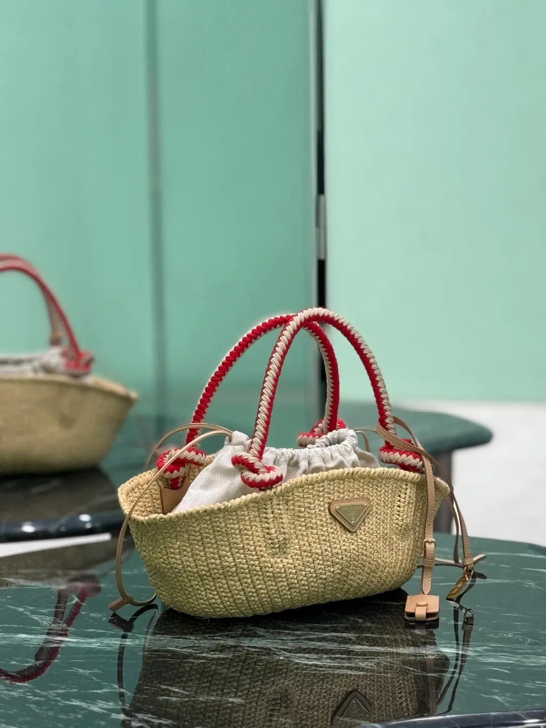 💰1500, woven vegetable basket🧺 This handmade crochet bag exudes the charm of freedom and retro. The exquisite crochet craftsmanship speaks of exquisite craftsmanship and attention to detail. Cotton rope handle, removable leather pendant Metal hardware Enameled metal triangle logo on the front Removable bag and drawstring inside Dimensions: 26×14×11cm Style number: 1BA463