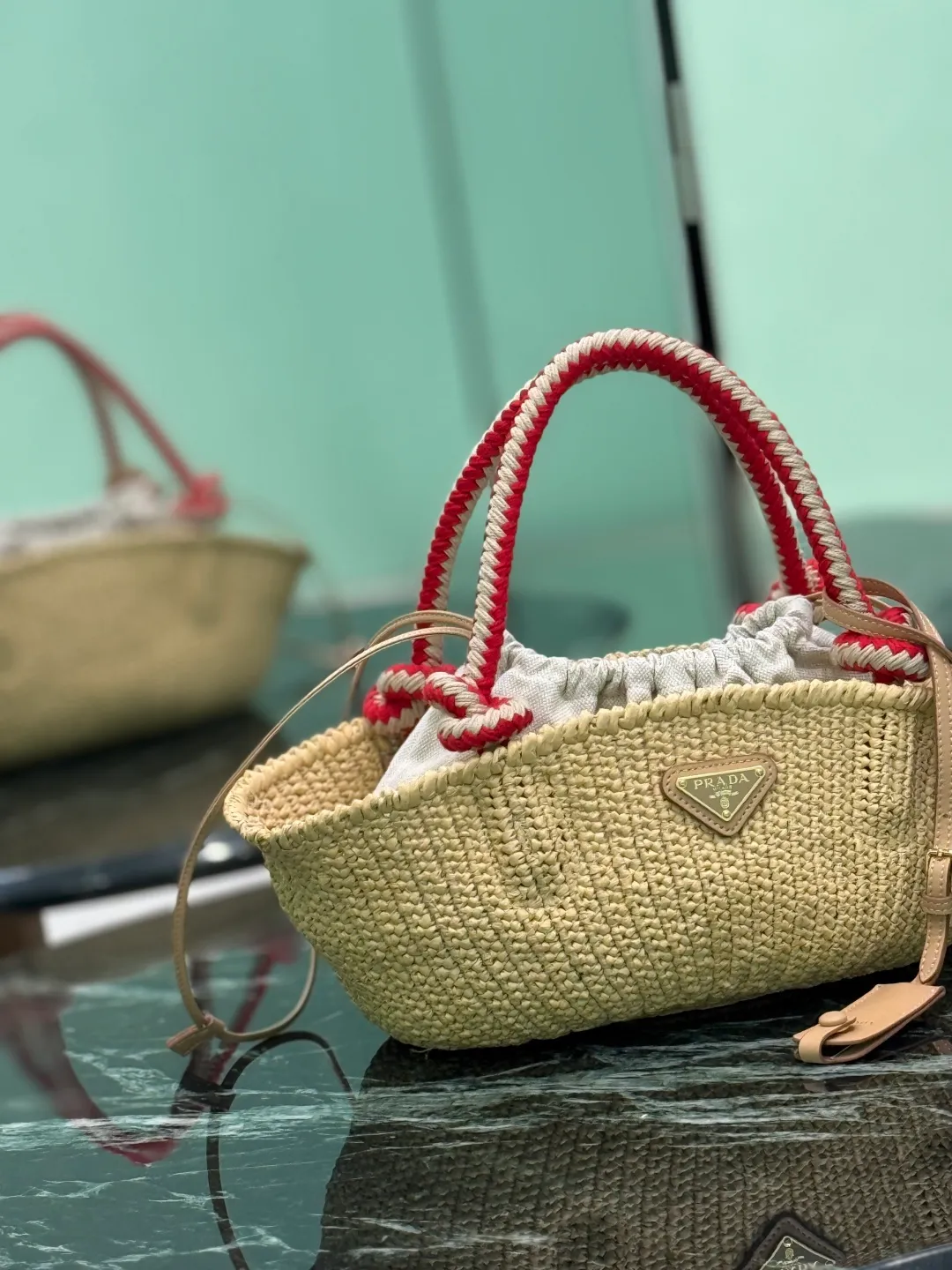 💰1500, woven vegetable basket🧺 This handmade crochet bag exudes the charm of freedom and retro. The exquisite crochet craftsmanship speaks of exquisite craftsmanship and attention to detail. Cotton rope handle, removable leather pendant Metal hardware Enameled metal triangle logo on the front Removable bag and drawstring inside Dimensions: 26×14×11cm Style number: 1BA463