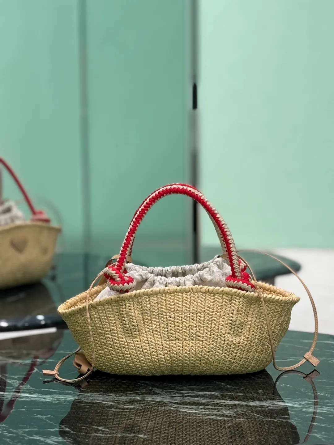 💰1500, woven vegetable basket🧺 This handmade crochet bag exudes the charm of freedom and retro. The exquisite crochet craftsmanship speaks of exquisite craftsmanship and attention to detail. Cotton rope handle, removable leather pendant Metal hardware Enameled metal triangle logo on the front Removable bag and drawstring inside Dimensions: 26×14×11cm Style number: 1BA463