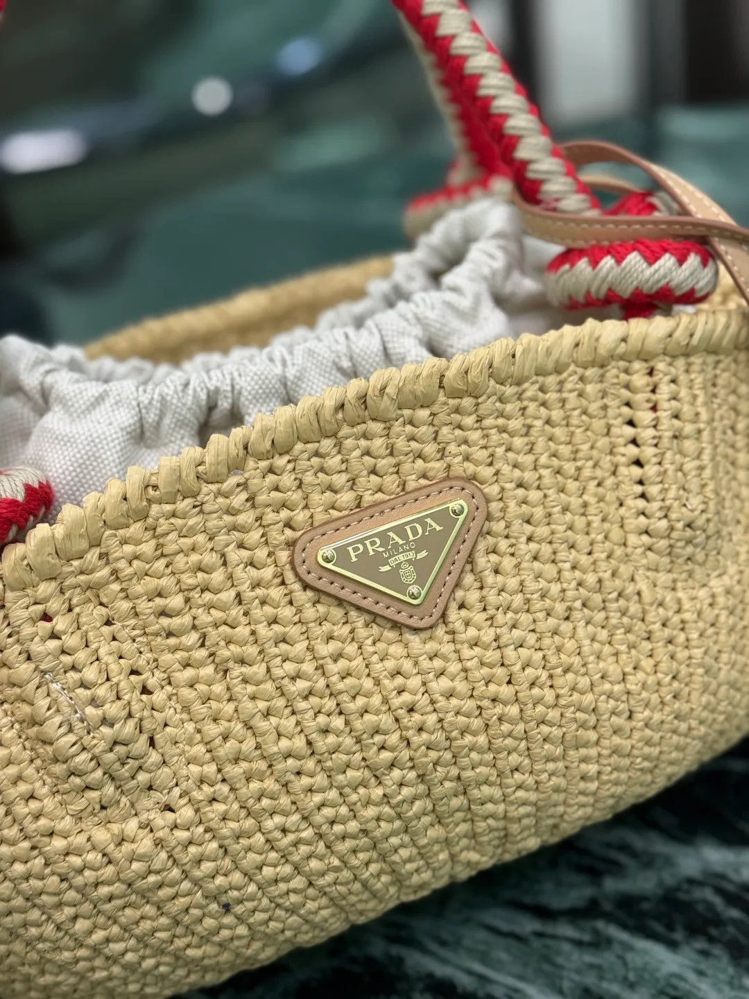 💰1500, woven vegetable basket🧺 This handmade crochet bag exudes the charm of freedom and retro. The exquisite crochet craftsmanship speaks of exquisite craftsmanship and attention to detail. Cotton rope handle, removable leather pendant Metal hardware Enameled metal triangle logo on the front Removable bag and drawstring inside Dimensions: 26×14×11cm Style number: 1BA463