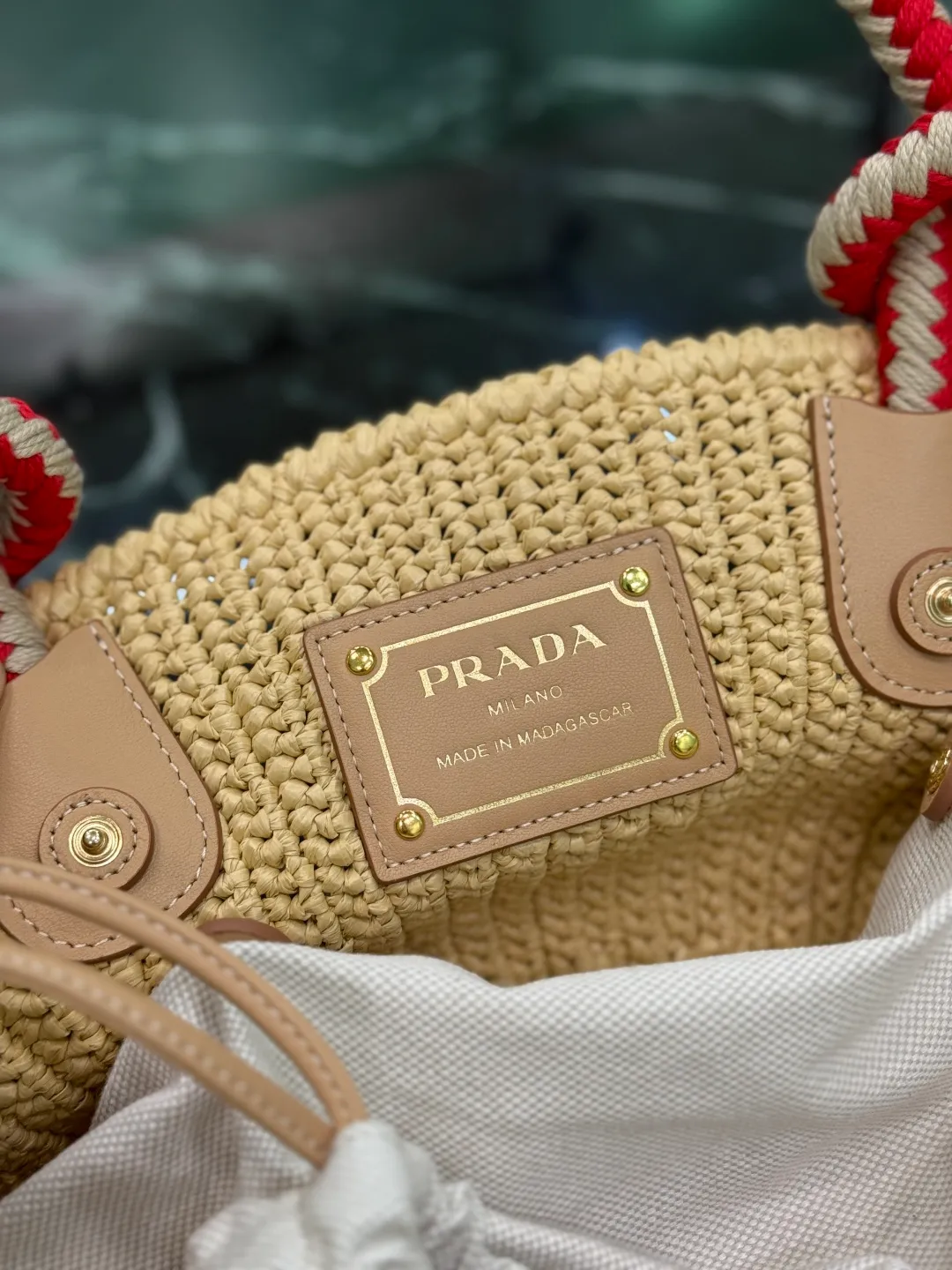 💰1500, woven vegetable basket🧺 This handmade crochet bag exudes the charm of freedom and retro. The exquisite crochet craftsmanship speaks of exquisite craftsmanship and attention to detail. Cotton rope handle, removable leather pendant Metal hardware Enameled metal triangle logo on the front Removable bag and drawstring inside Dimensions: 26×14×11cm Style number: 1BA463