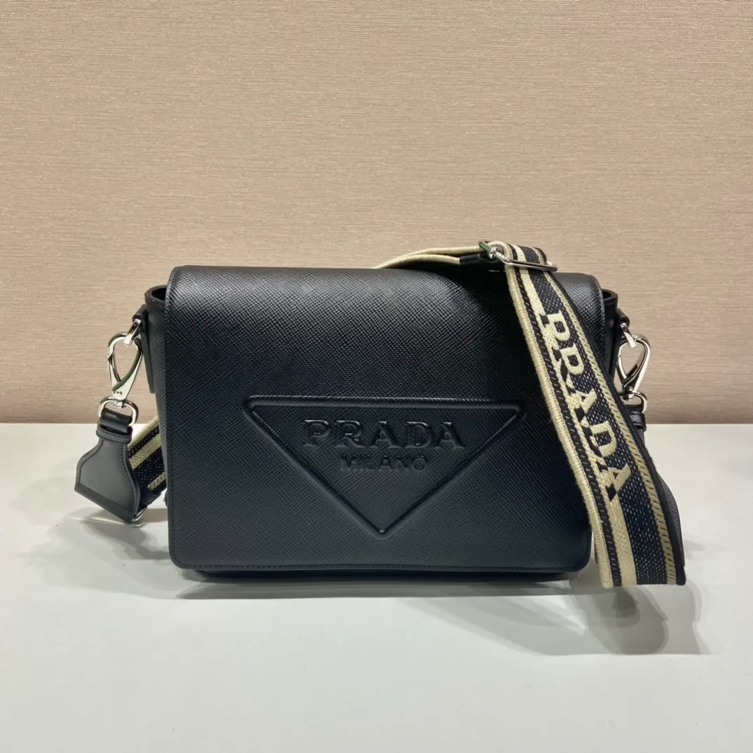 💰1840👏Men's cross-body bag with embroidered webbing👏2VD046👏👏 This stylish and simple clamshell shoulder bag is made of imported Saffiano leather and imported calfskin on the inner cover, with a large embossed triangle logo. It is a favorite with a detachable embroidered webbing, which can be matched with other bags👏👏 to present the unique characteristics of crossed parallel lines. Simple and elegant, length 26x height 18x ​​bottom 6.5cm