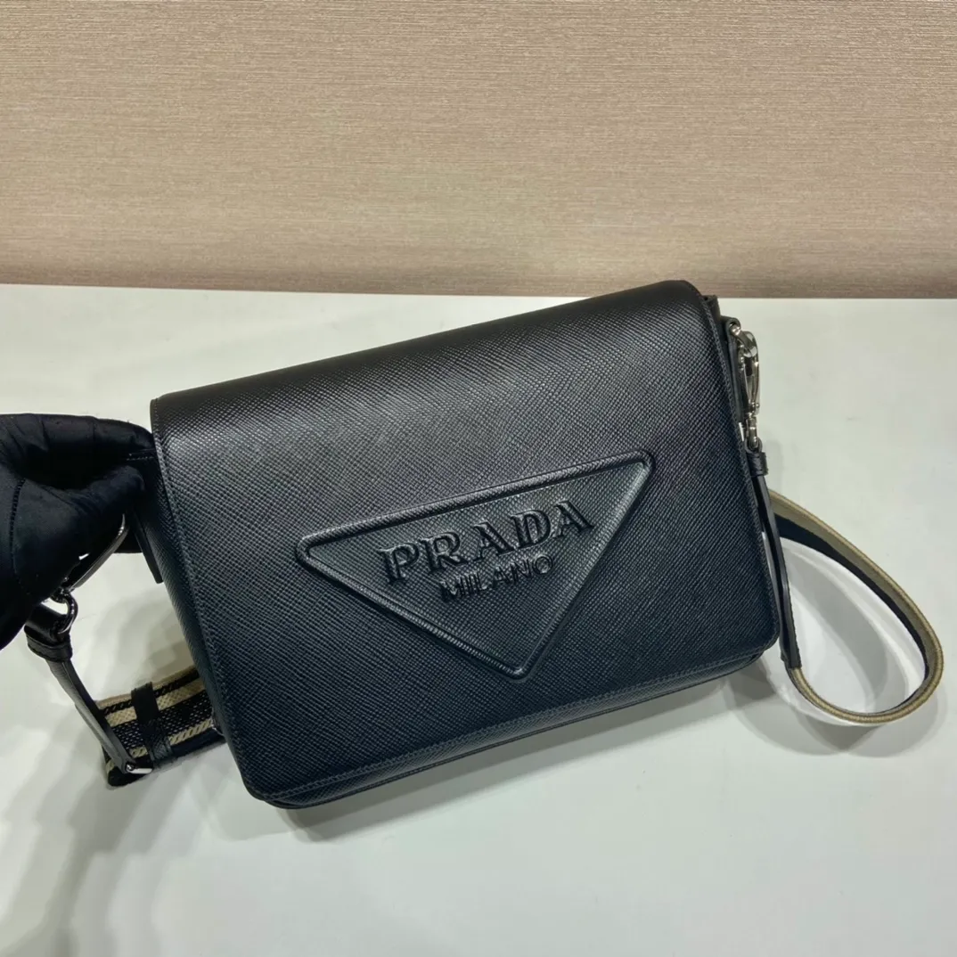 💰1840👏Men's cross-body bag with embroidered webbing👏2VD046👏👏 This stylish and simple clamshell shoulder bag is made of imported Saffiano leather and imported calfskin on the inner cover, with a large embossed triangle logo. It is a favorite with a detachable embroidered webbing, which can be matched with other bags👏👏 to present the unique characteristics of crossed parallel lines. Simple and elegant, length 26x height 18x ​​bottom 6.5cm
