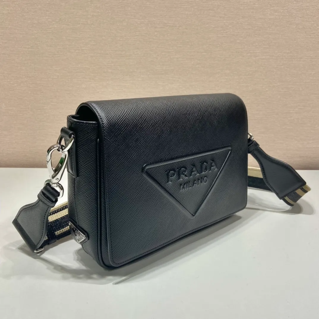 💰1840👏Men's cross-body bag with embroidered webbing👏2VD046👏👏 This stylish and simple clamshell shoulder bag is made of imported Saffiano leather and imported calfskin on the inner cover, with a large embossed triangle logo. It is a favorite with a detachable embroidered webbing, which can be matched with other bags👏👏 to present the unique characteristics of crossed parallel lines. Simple and elegant, length 26x height 18x ​​bottom 6.5cm