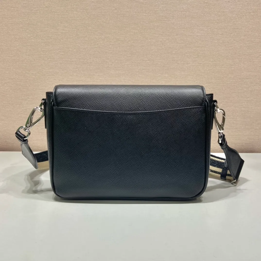💰1840👏Men's cross-body bag with embroidered webbing👏2VD046👏👏 This stylish and simple clamshell shoulder bag is made of imported Saffiano leather and imported calfskin on the inner cover, with a large embossed triangle logo. It is a favorite with a detachable embroidered webbing, which can be matched with other bags👏👏 to present the unique characteristics of crossed parallel lines. Simple and elegant, length 26x height 18x ​​bottom 6.5cm