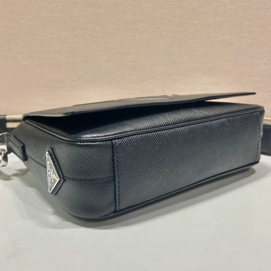 💰1840👏Men's cross-body bag with embroidered webbing👏2VD046👏👏 This stylish and simple clamshell shoulder bag is made of imported Saffiano leather and imported calfskin on the inner cover, with a large embossed triangle logo. It is a favorite with a detachable embroidered webbing, which can be matched with other bags👏👏 to present the unique characteristics of crossed parallel lines. Simple and elegant, length 26x height 18x ​​bottom 6.5cm