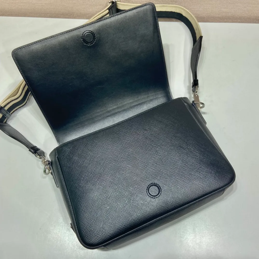 💰1840👏Men's cross-body bag with embroidered webbing👏2VD046👏👏 This stylish and simple clamshell shoulder bag is made of imported Saffiano leather and imported calfskin on the inner cover, with a large embossed triangle logo. It is a favorite with a detachable embroidered webbing, which can be matched with other bags👏👏 to present the unique characteristics of crossed parallel lines. Simple and elegant, length 26x height 18x ​​bottom 6.5cm