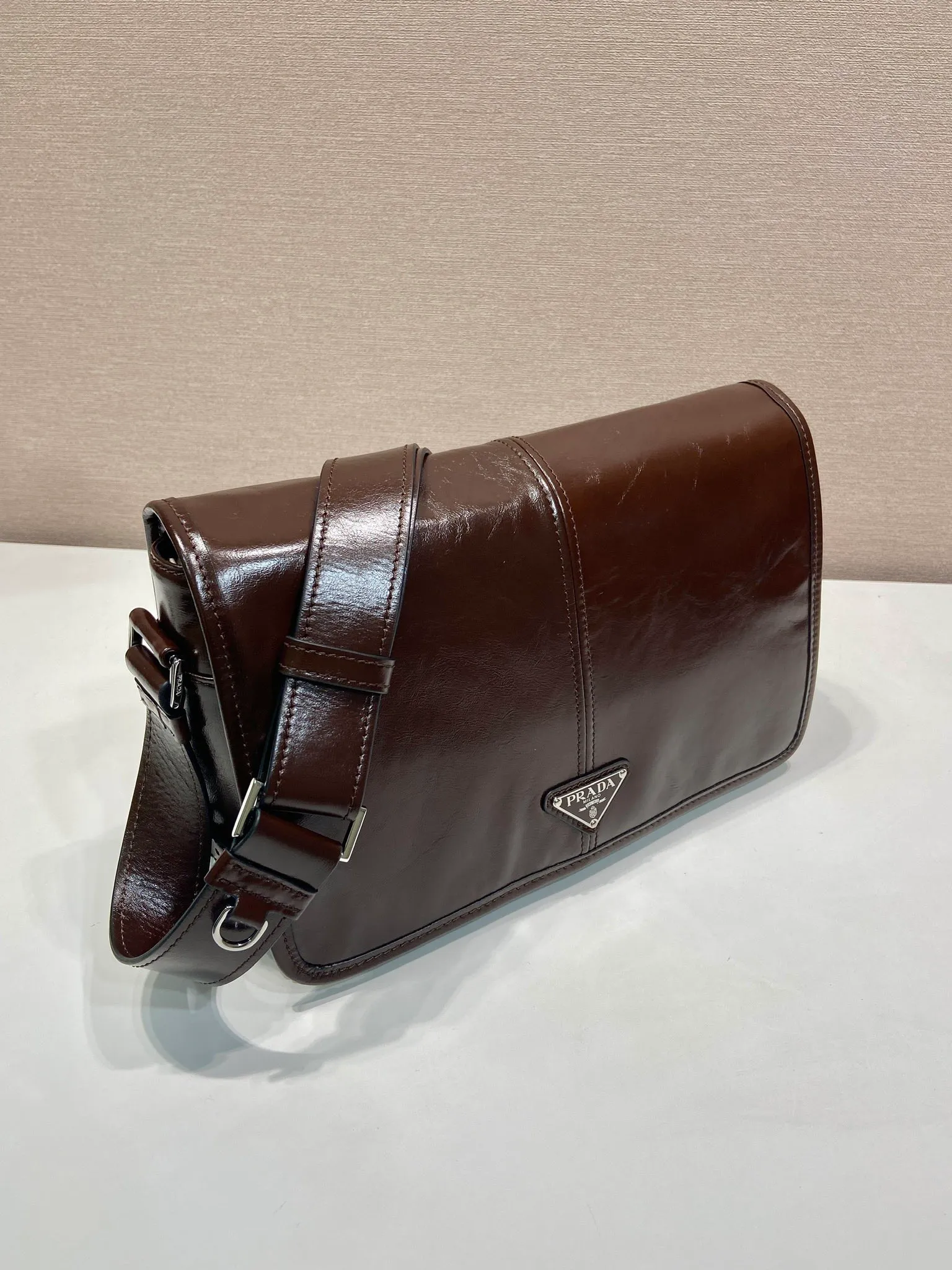 💰1700🎉New oil wax bag🎉2VD073 messenger bag🎉🎉 This shoulder bag is carefully made of soft and shiny oil wax leather. It has a unique streamlined silhouette and is decorated with a unique triangle logo. It is fashionable and versatile. Flip cover design, adjustable leather shoulder strap, another popular style that will never go out of style, handsome guys, hurry up and get it🎉🎉 Length 30x Height 20x Bottom 11cm🎉🎉🎉👏👏👏