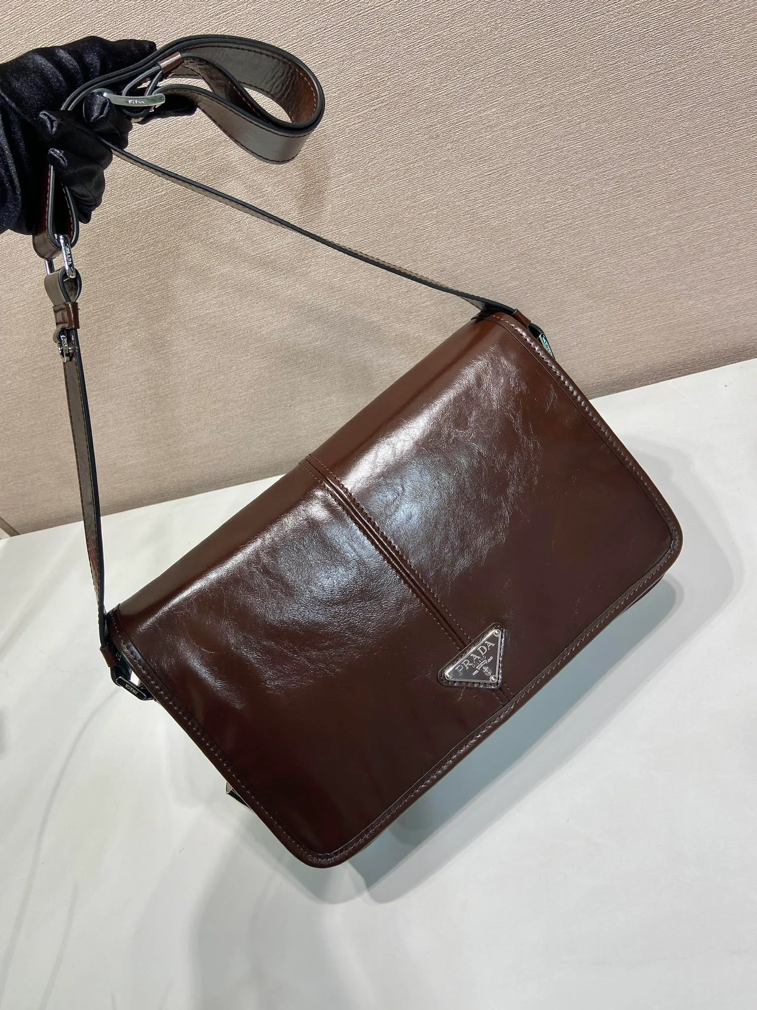 💰1700🎉New oil wax bag🎉2VD073 messenger bag🎉🎉 This shoulder bag is carefully made of soft and shiny oil wax leather. It has a unique streamlined silhouette and is decorated with a unique triangle logo. It is fashionable and versatile. Flip cover design, adjustable leather shoulder strap, another popular style that will never go out of style, handsome guys, hurry up and get it🎉🎉 Length 30x Height 20x Bottom 11cm🎉🎉🎉👏👏👏