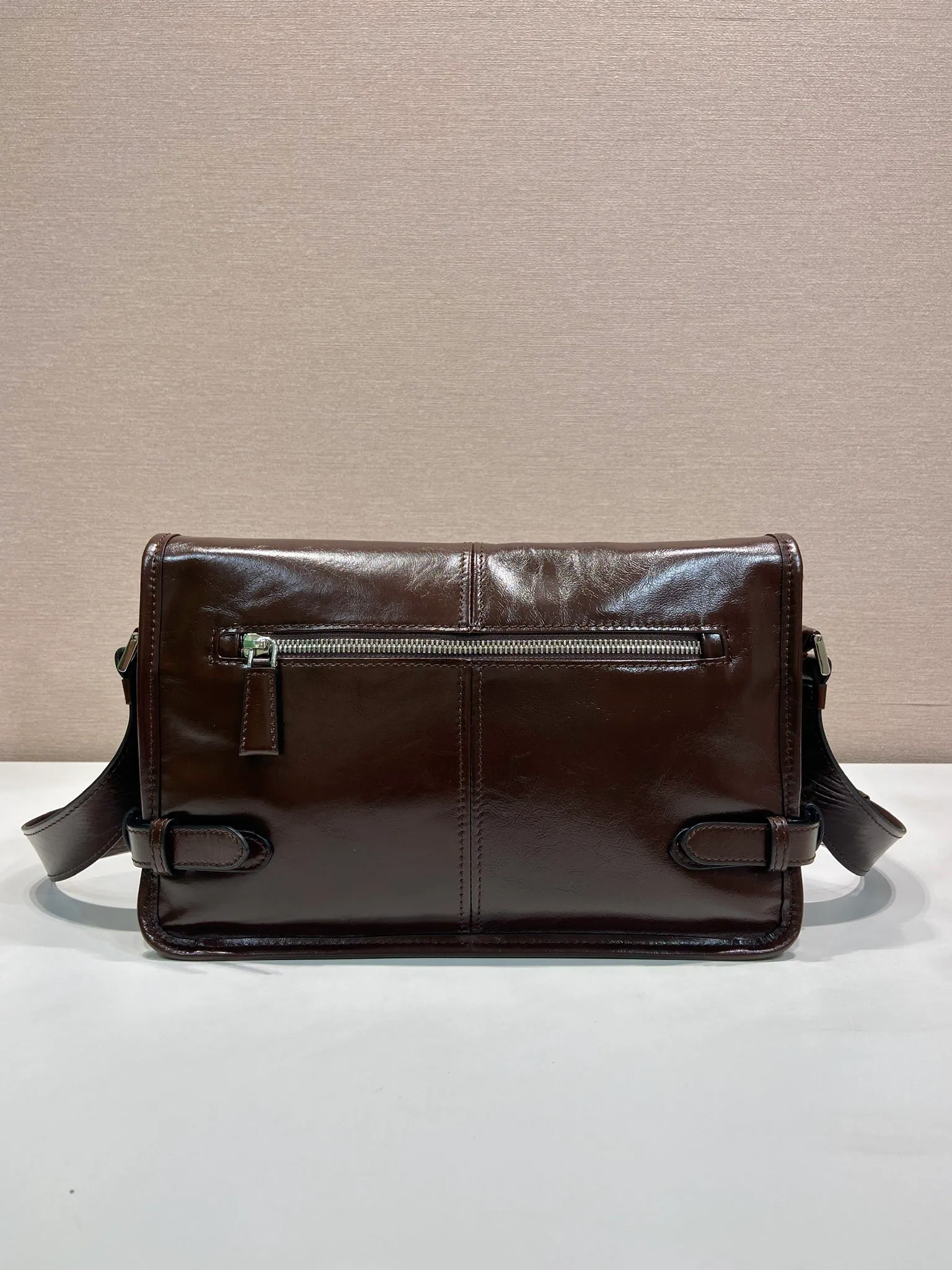 💰1700🎉New oil wax bag🎉2VD073 messenger bag🎉🎉 This shoulder bag is carefully made of soft and shiny oil wax leather. It has a unique streamlined silhouette and is decorated with a unique triangle logo. It is fashionable and versatile. Flip cover design, adjustable leather shoulder strap, another popular style that will never go out of style, handsome guys, hurry up and get it🎉🎉 Length 30x Height 20x Bottom 11cm🎉🎉🎉👏👏👏