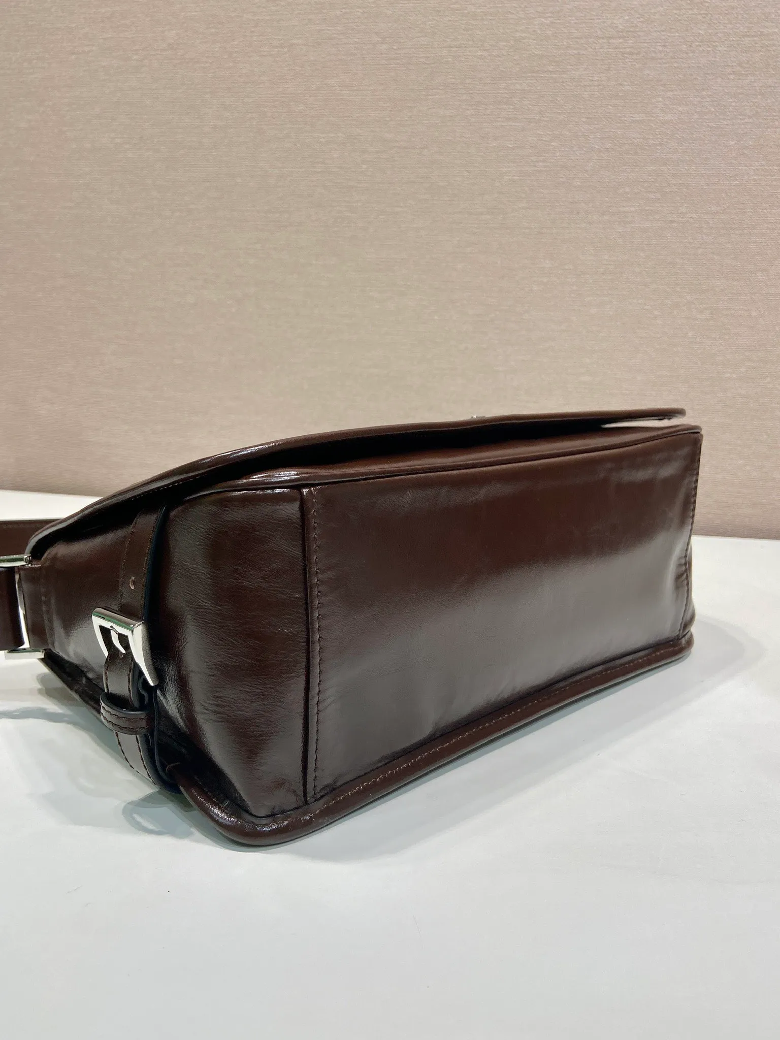 💰1700🎉New oil wax bag🎉2VD073 messenger bag🎉🎉 This shoulder bag is carefully made of soft and shiny oil wax leather. It has a unique streamlined silhouette and is decorated with a unique triangle logo. It is fashionable and versatile. Flip cover design, adjustable leather shoulder strap, another popular style that will never go out of style, handsome guys, hurry up and get it🎉🎉 Length 30x Height 20x Bottom 11cm🎉🎉🎉👏👏👏