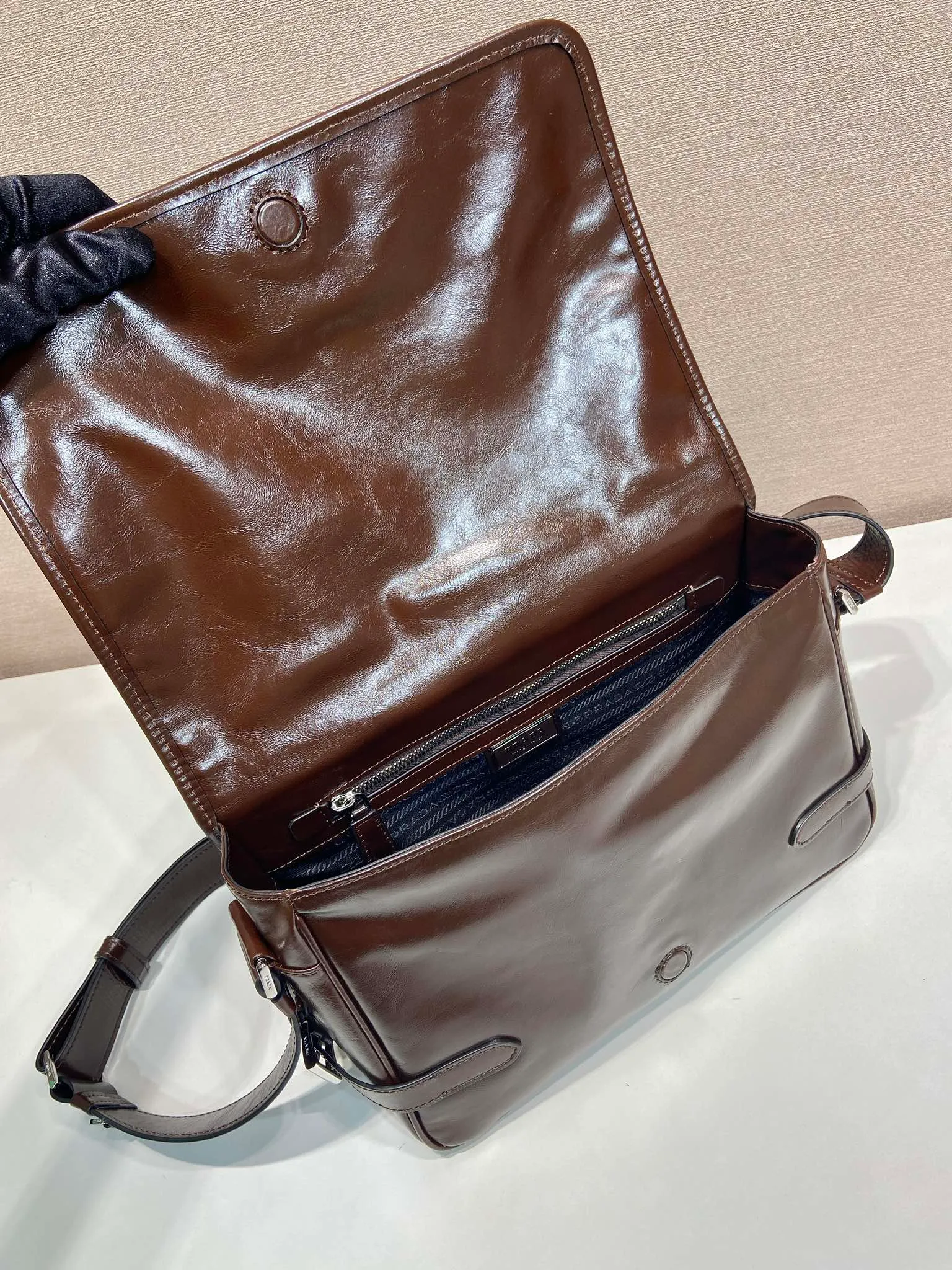 💰1700🎉New oil wax bag🎉2VD073 messenger bag🎉🎉 This shoulder bag is carefully made of soft and shiny oil wax leather. It has a unique streamlined silhouette and is decorated with a unique triangle logo. It is fashionable and versatile. Flip cover design, adjustable leather shoulder strap, another popular style that will never go out of style, handsome guys, hurry up and get it🎉🎉 Length 30x Height 20x Bottom 11cm🎉🎉🎉👏👏👏