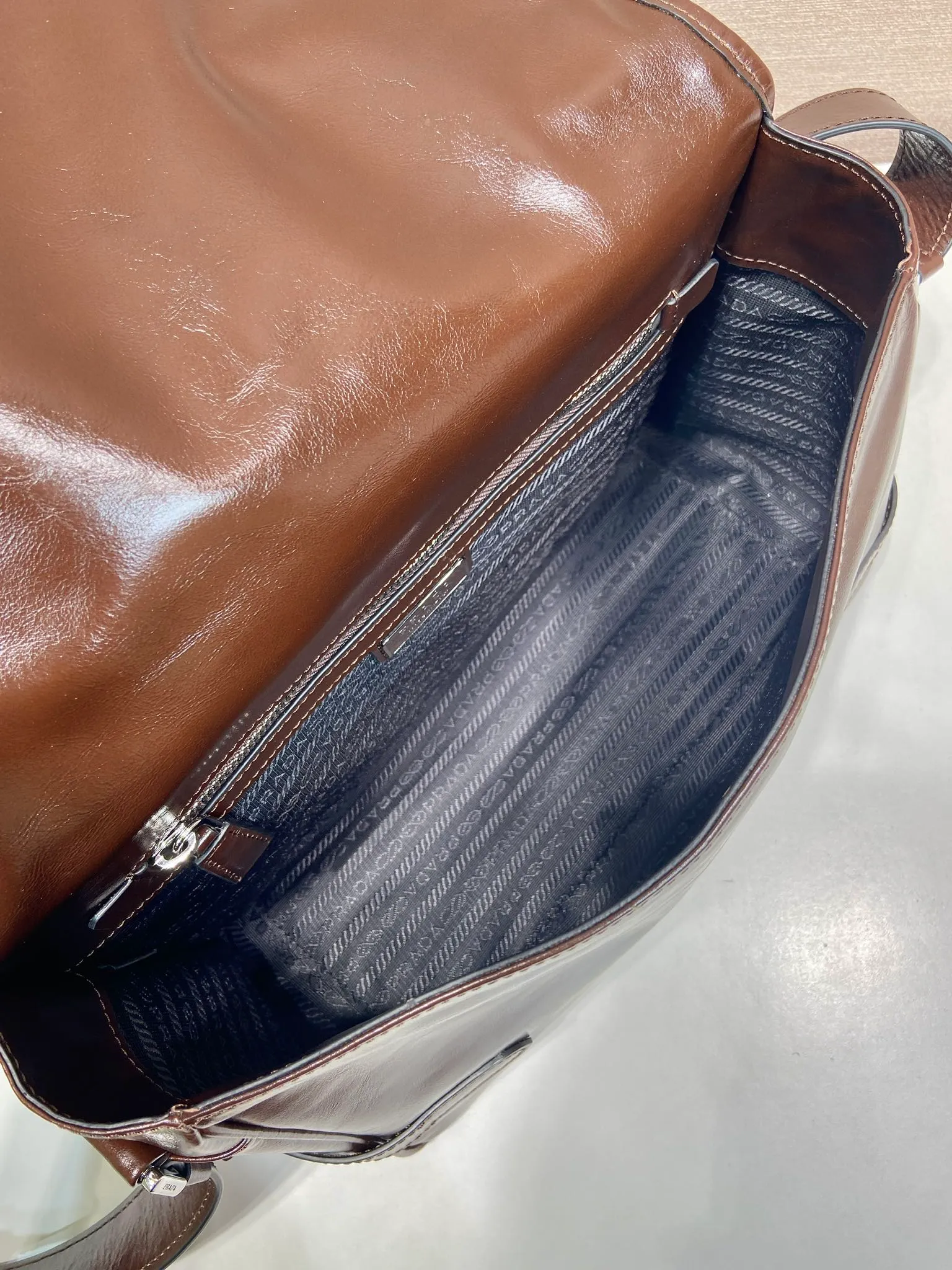 💰1700🎉New oil wax bag🎉2VD073 messenger bag🎉🎉 This shoulder bag is carefully made of soft and shiny oil wax leather. It has a unique streamlined silhouette and is decorated with a unique triangle logo. It is fashionable and versatile. Flip cover design, adjustable leather shoulder strap, another popular style that will never go out of style, handsome guys, hurry up and get it🎉🎉 Length 30x Height 20x Bottom 11cm🎉🎉🎉👏👏👏