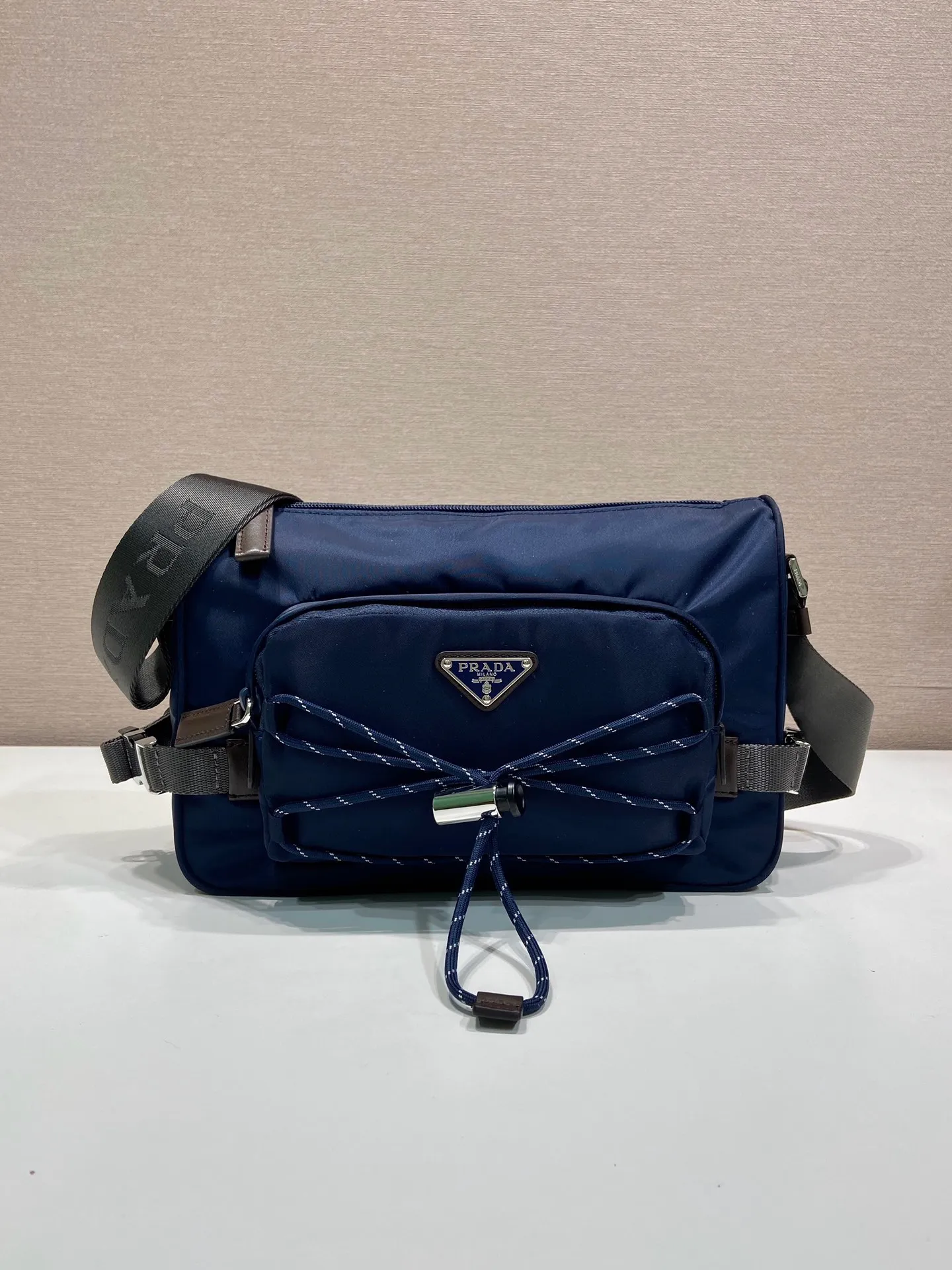 🎉New messenger bag🎉2VH192 new product🎉🎉 This shoulder bag combines functionality and decoration, integrating urban style and outdoor elements. The Re-Nylon bag is lightweight and compact in design, incorporating rich technical details to give the accessory a modern, sporty style. Features adjustable technical cord, long adjustable braided nylon shoulder strap and zip closure. It has a large capacity and space, and it is a popular style that will never go out of style🎉🎉 Length 28x Height 17.5x Bottom 10cm🎉🎉🎉💰💰💰