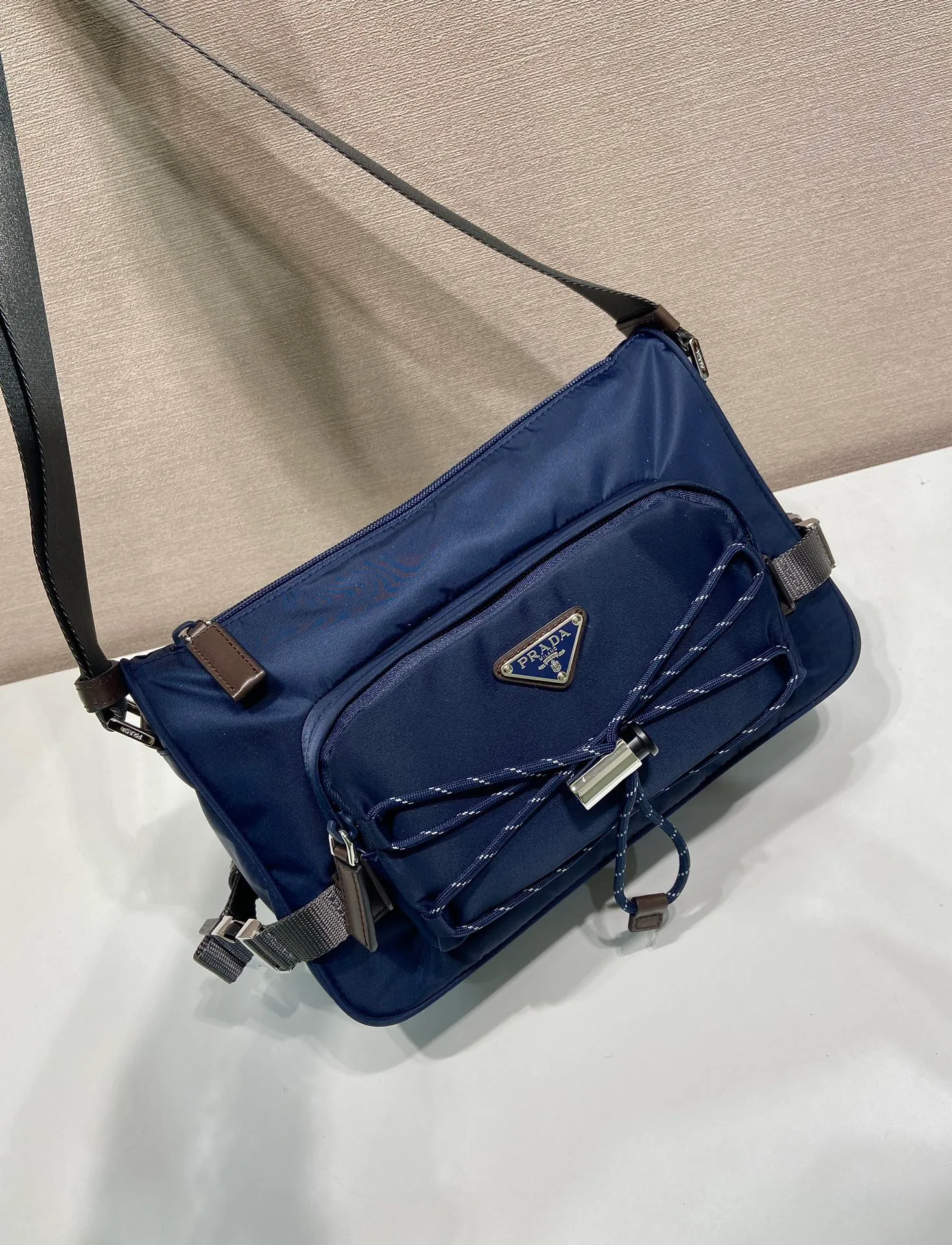 🎉New messenger bag🎉2VH192 new product🎉🎉 This shoulder bag combines functionality and decoration, integrating urban style and outdoor elements. The Re-Nylon bag is lightweight and compact in design, incorporating rich technical details to give the accessory a modern, sporty style. Features adjustable technical cord, long adjustable braided nylon shoulder strap and zip closure. It has a large capacity and space, and it is a popular style that will never go out of style🎉🎉 Length 28x Height 17.5x Bottom 10cm🎉🎉🎉💰💰💰