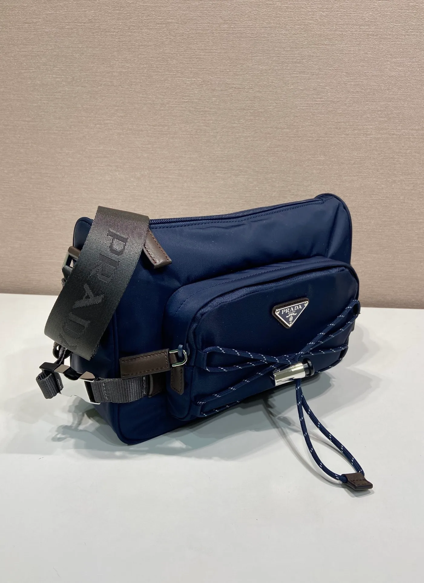 🎉New messenger bag🎉2VH192 new product🎉🎉 This shoulder bag combines functionality and decoration, integrating urban style and outdoor elements. The Re-Nylon bag is lightweight and compact in design, incorporating rich technical details to give the accessory a modern, sporty style. Features adjustable technical cord, long adjustable braided nylon shoulder strap and zip closure. It has a large capacity and space, and it is a popular style that will never go out of style🎉🎉 Length 28x Height 17.5x Bottom 10cm🎉🎉🎉💰💰💰