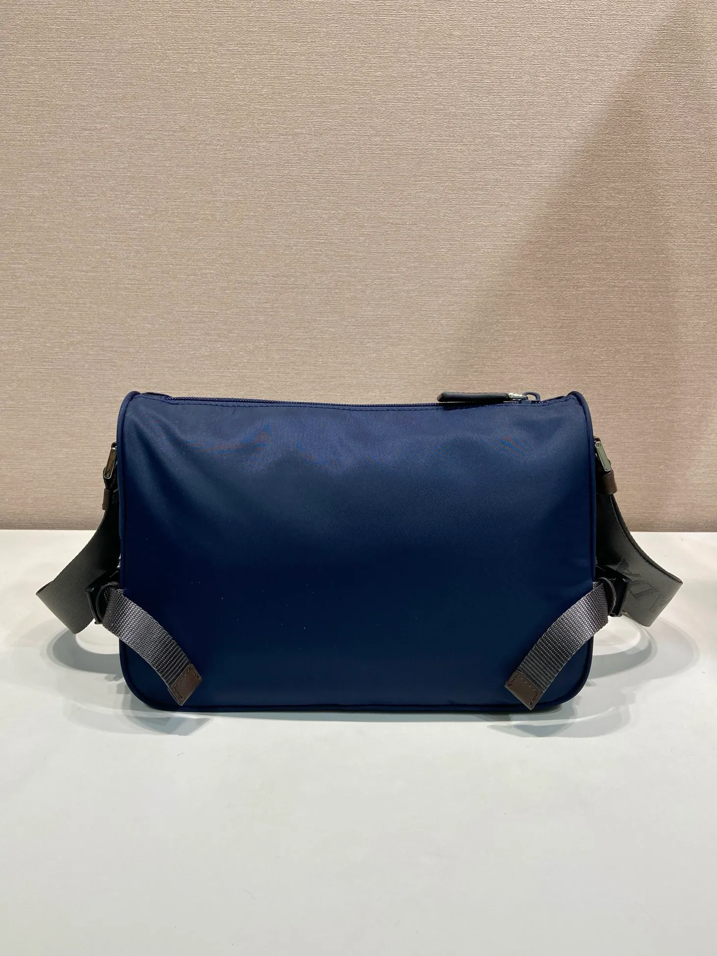 🎉New messenger bag🎉2VH192 new product🎉🎉 This shoulder bag combines functionality and decoration, integrating urban style and outdoor elements. The Re-Nylon bag is lightweight and compact in design, incorporating rich technical details to give the accessory a modern, sporty style. Features adjustable technical cord, long adjustable braided nylon shoulder strap and zip closure. It has a large capacity and space, and it is a popular style that will never go out of style🎉🎉 Length 28x Height 17.5x Bottom 10cm🎉🎉🎉💰💰💰
