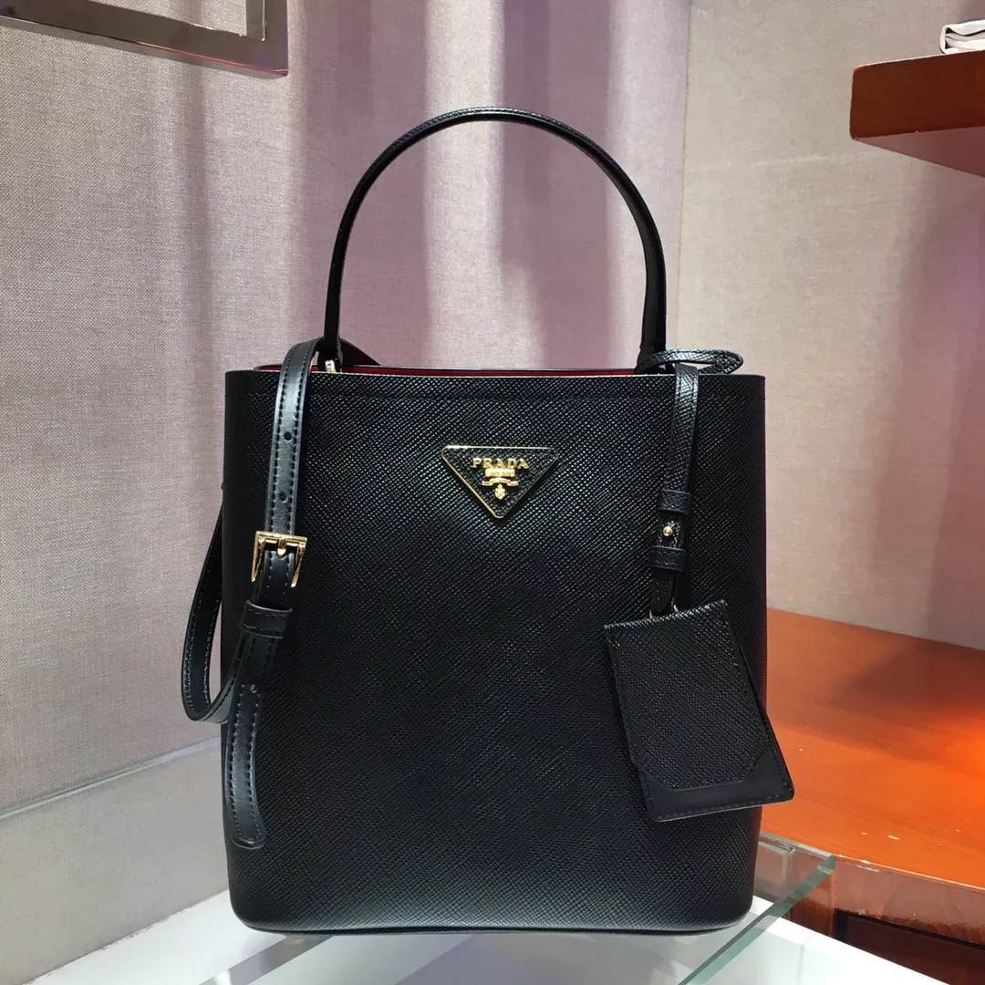 💰1840🔆Exclusive first release🔆1BA212💋Original item🤙🤙Made of imported Saffiano leather material, with detachable shoulder strap, leather nameplate and metal logo complement each other. Leather-covered central pocket with magnetic buckle. Saffiano leather triangle logo. Contrast color nappa leather lining. This Double handbag has an elegant style, eye-catching and unique. It is also a popular style🙋🏻🙋🏻Length 22X Height 23X Bottom 13cm