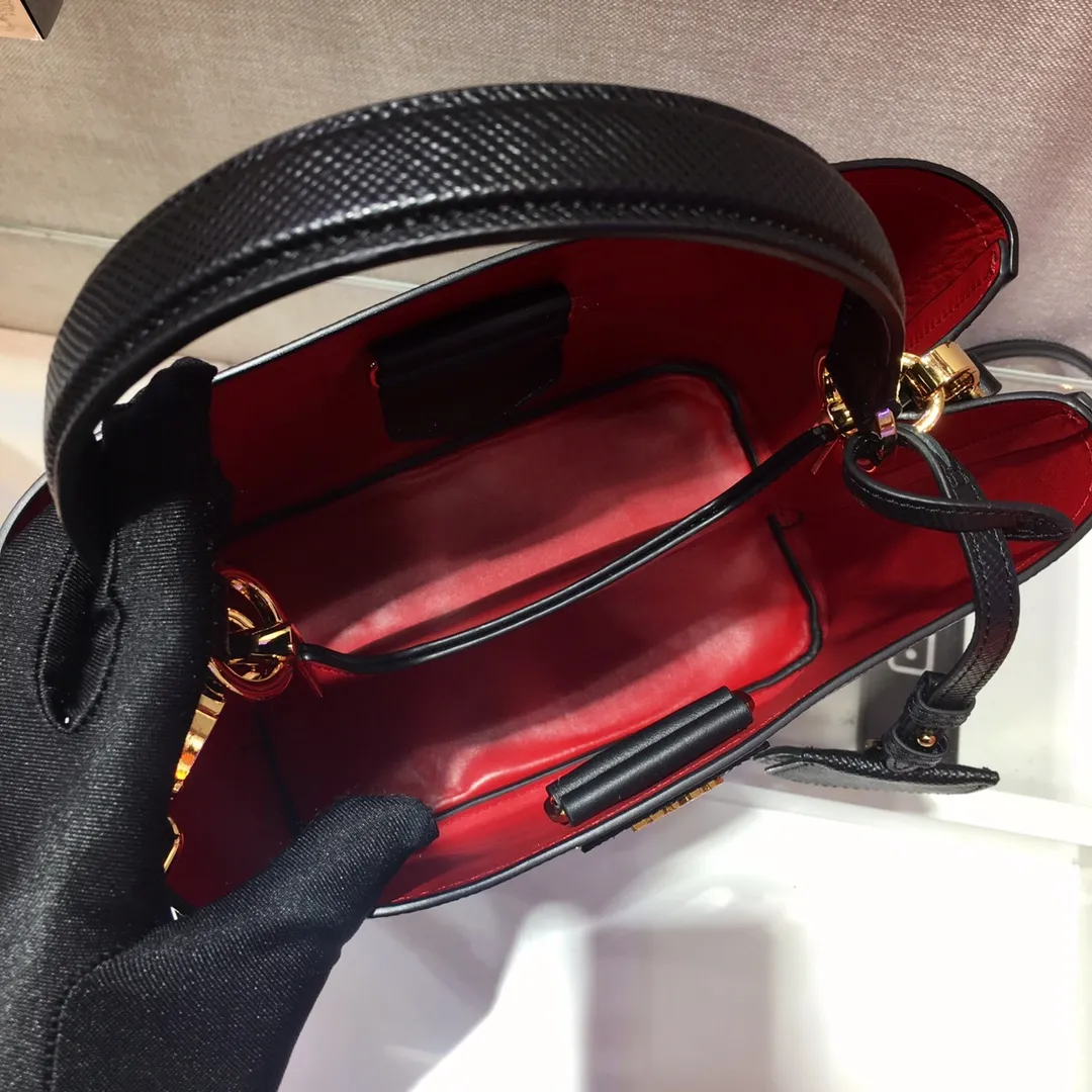 💰1840🔆Exclusive first release🔆1BA212💋Original item🤙🤙Made of imported Saffiano leather material, with detachable shoulder strap, leather nameplate and metal logo complement each other. Leather-covered central pocket with magnetic buckle. Saffiano leather triangle logo. Contrast color nappa leather lining. This Double handbag has an elegant style, eye-catching and unique. It is also a popular style🙋🏻🙋🏻Length 22X Height 23X Bottom 13cm