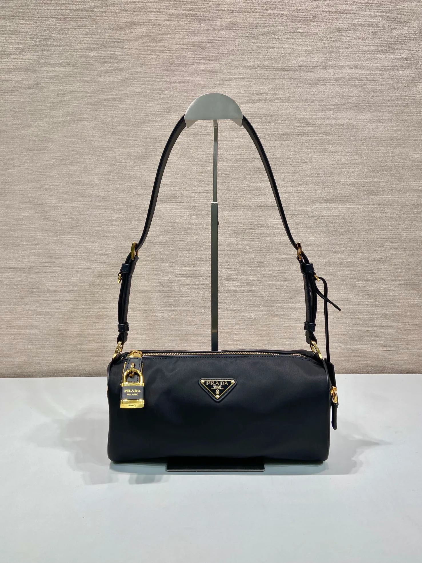 💰1220🎉New style🎉1BC233 Nylon Lock Bag🎉 This Tessuto Locker shoulder bag has a modern and versatile style and is made of Re-Nylon material. Finished with fine calfskin details. Adjustable leather shoulder strap, spacious capacity, with zipper and favorite padlock closure😘😘Another popular style that will never go out of style🎉Hurry up and get it now Length 27x Height 12x Bottom 10.5cm🎉🎉