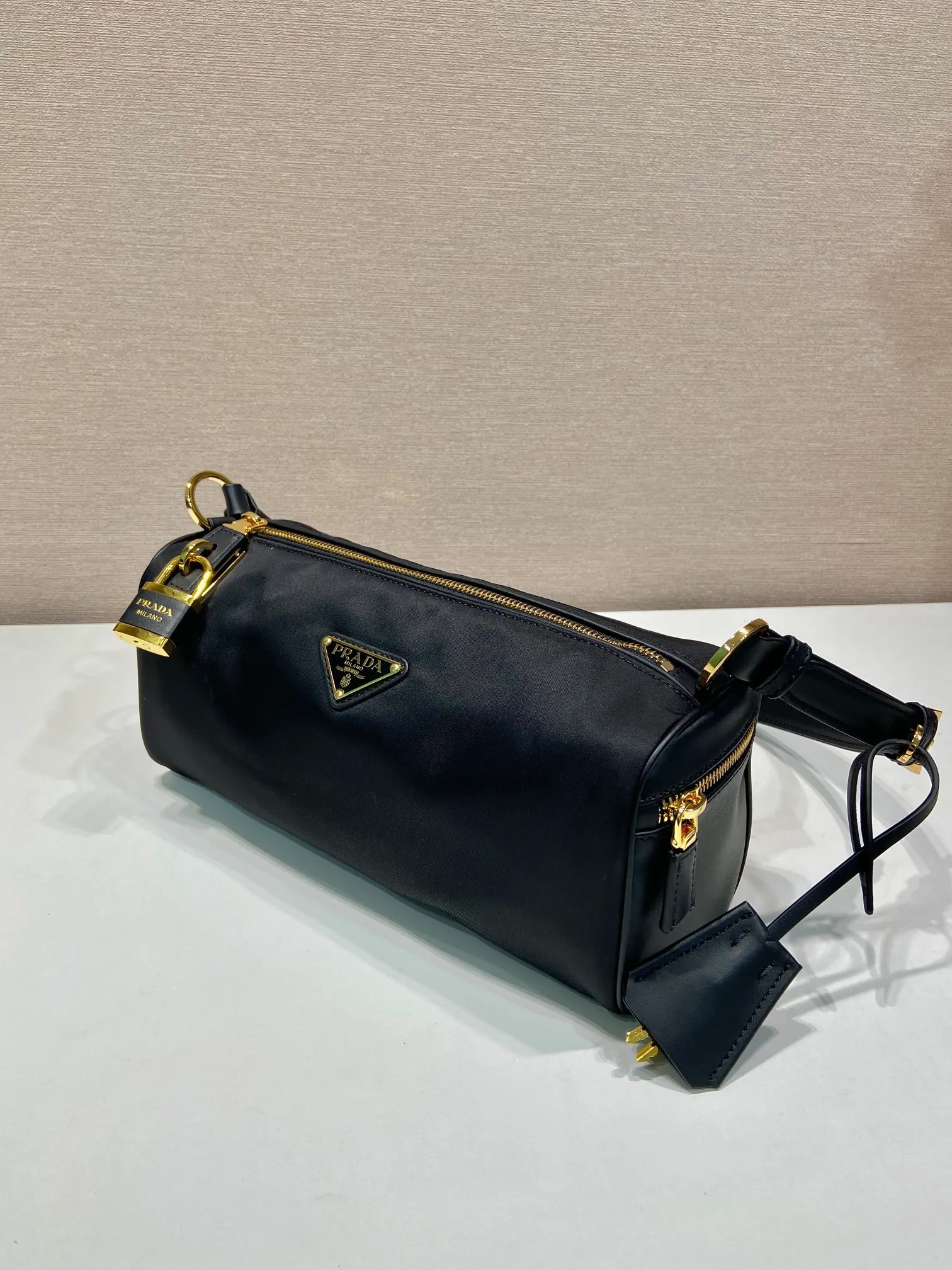💰1220🎉New style🎉1BC233 Nylon Lock Bag🎉 This Tessuto Locker shoulder bag has a modern and versatile style and is made of Re-Nylon material. Finished with fine calfskin details. Adjustable leather shoulder strap, spacious capacity, with zipper and favorite padlock closure😘😘Another popular style that will never go out of style🎉Hurry up and get it now Length 27x Height 12x Bottom 10.5cm🎉🎉