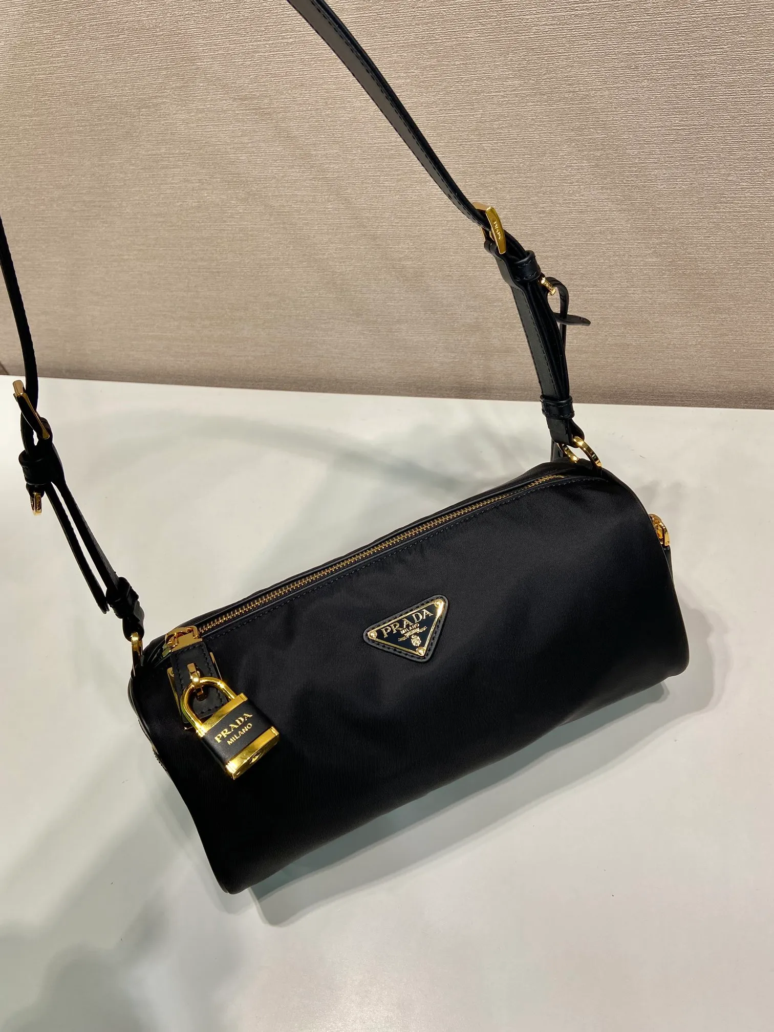 💰1220🎉New style🎉1BC233 Nylon Lock Bag🎉 This Tessuto Locker shoulder bag has a modern and versatile style and is made of Re-Nylon material. Finished with fine calfskin details. Adjustable leather shoulder strap, spacious capacity, with zipper and favorite padlock closure😘😘Another popular style that will never go out of style🎉Hurry up and get it now Length 27x Height 12x Bottom 10.5cm🎉🎉
