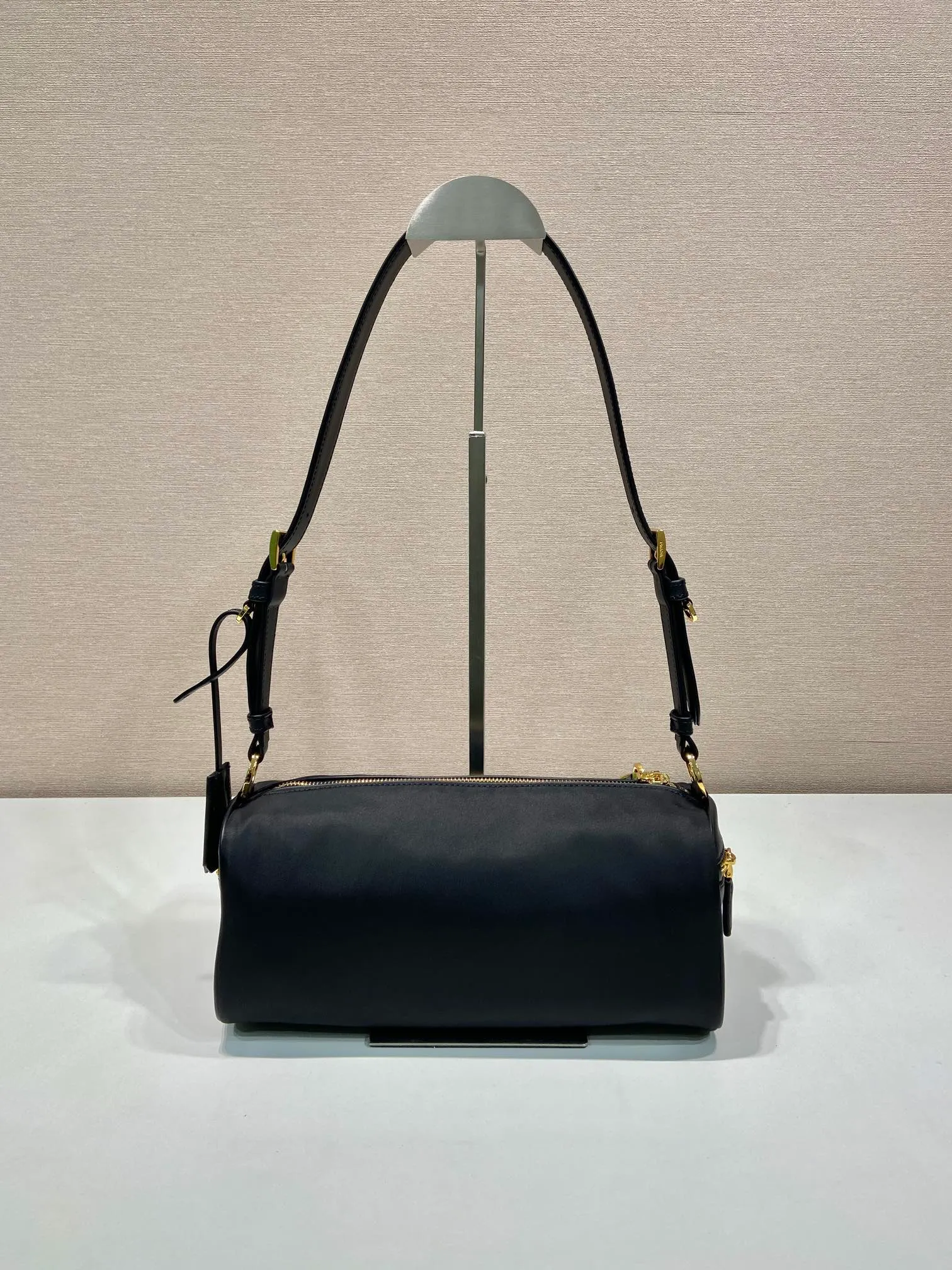 💰1220🎉New style🎉1BC233 Nylon Lock Bag🎉 This Tessuto Locker shoulder bag has a modern and versatile style and is made of Re-Nylon material. Finished with fine calfskin details. Adjustable leather shoulder strap, spacious capacity, with zipper and favorite padlock closure😘😘Another popular style that will never go out of style🎉Hurry up and get it now Length 27x Height 12x Bottom 10.5cm🎉🎉