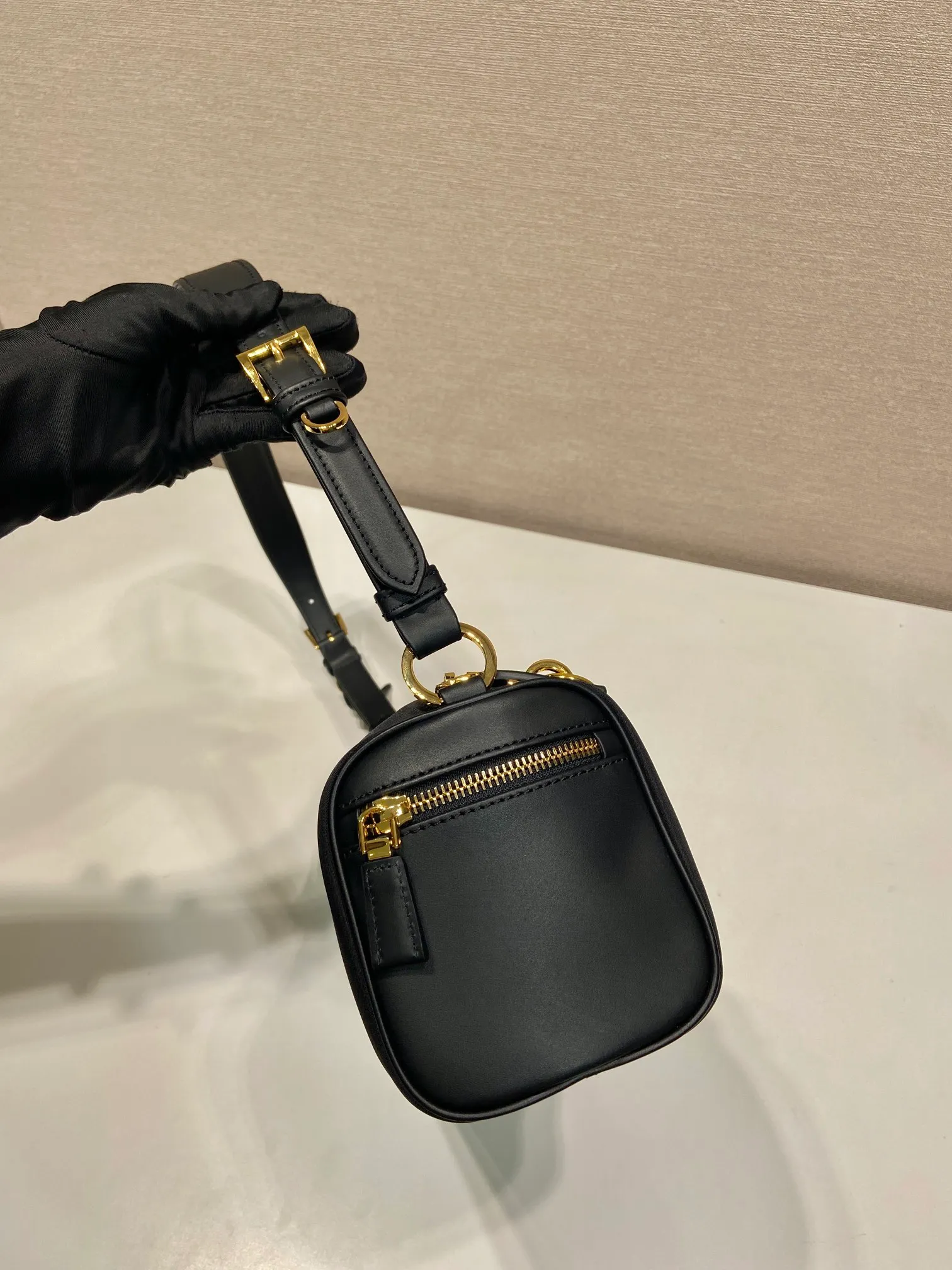 💰1220🎉New style🎉1BC233 Nylon Lock Bag🎉 This Tessuto Locker shoulder bag has a modern and versatile style and is made of Re-Nylon material. Finished with fine calfskin details. Adjustable leather shoulder strap, spacious capacity, with zipper and favorite padlock closure😘😘Another popular style that will never go out of style🎉Hurry up and get it now Length 27x Height 12x Bottom 10.5cm🎉🎉