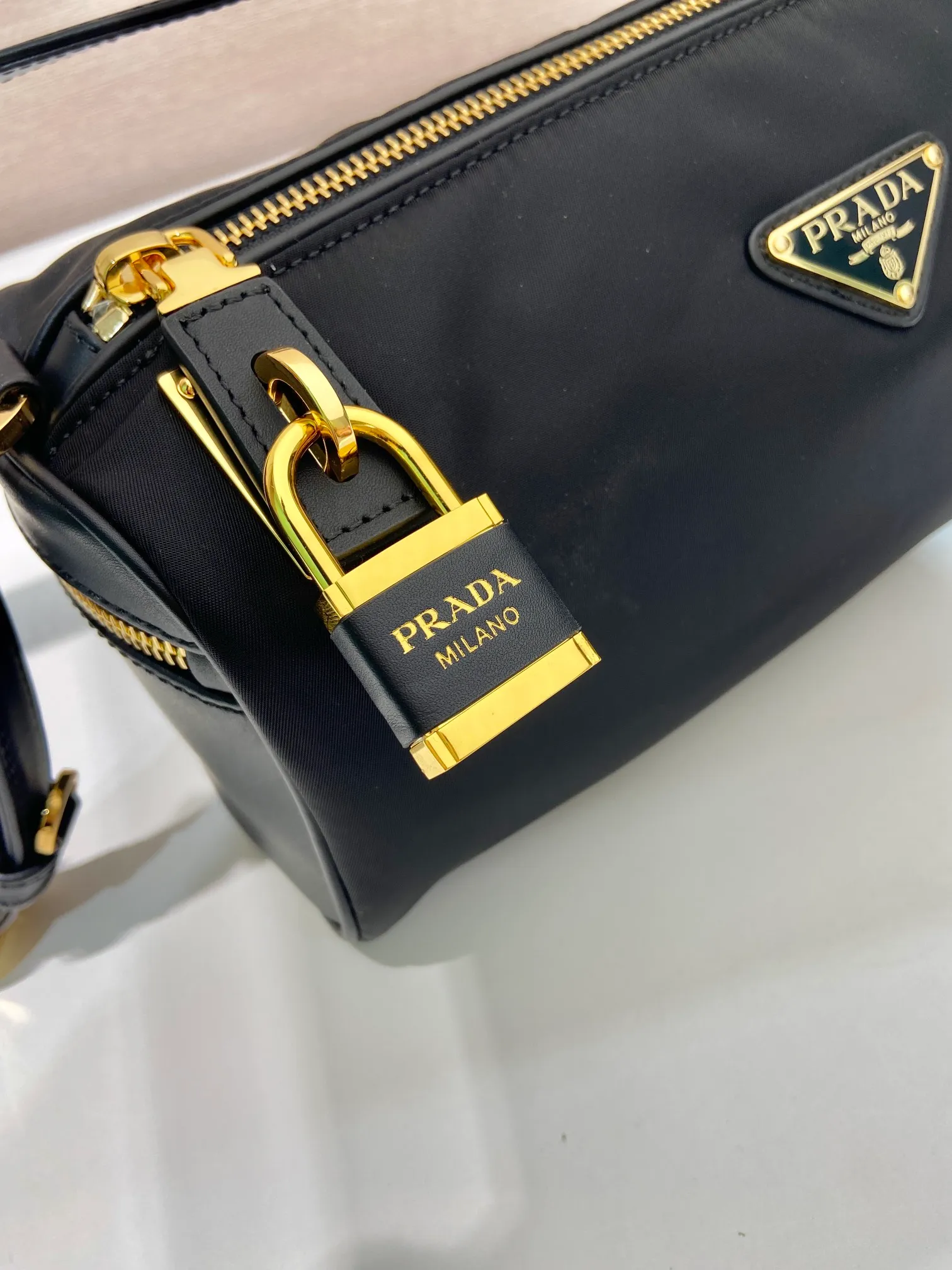 💰1220🎉New style🎉1BC233 Nylon Lock Bag🎉 This Tessuto Locker shoulder bag has a modern and versatile style and is made of Re-Nylon material. Finished with fine calfskin details. Adjustable leather shoulder strap, spacious capacity, with zipper and favorite padlock closure😘😘Another popular style that will never go out of style🎉Hurry up and get it now Length 27x Height 12x Bottom 10.5cm🎉🎉