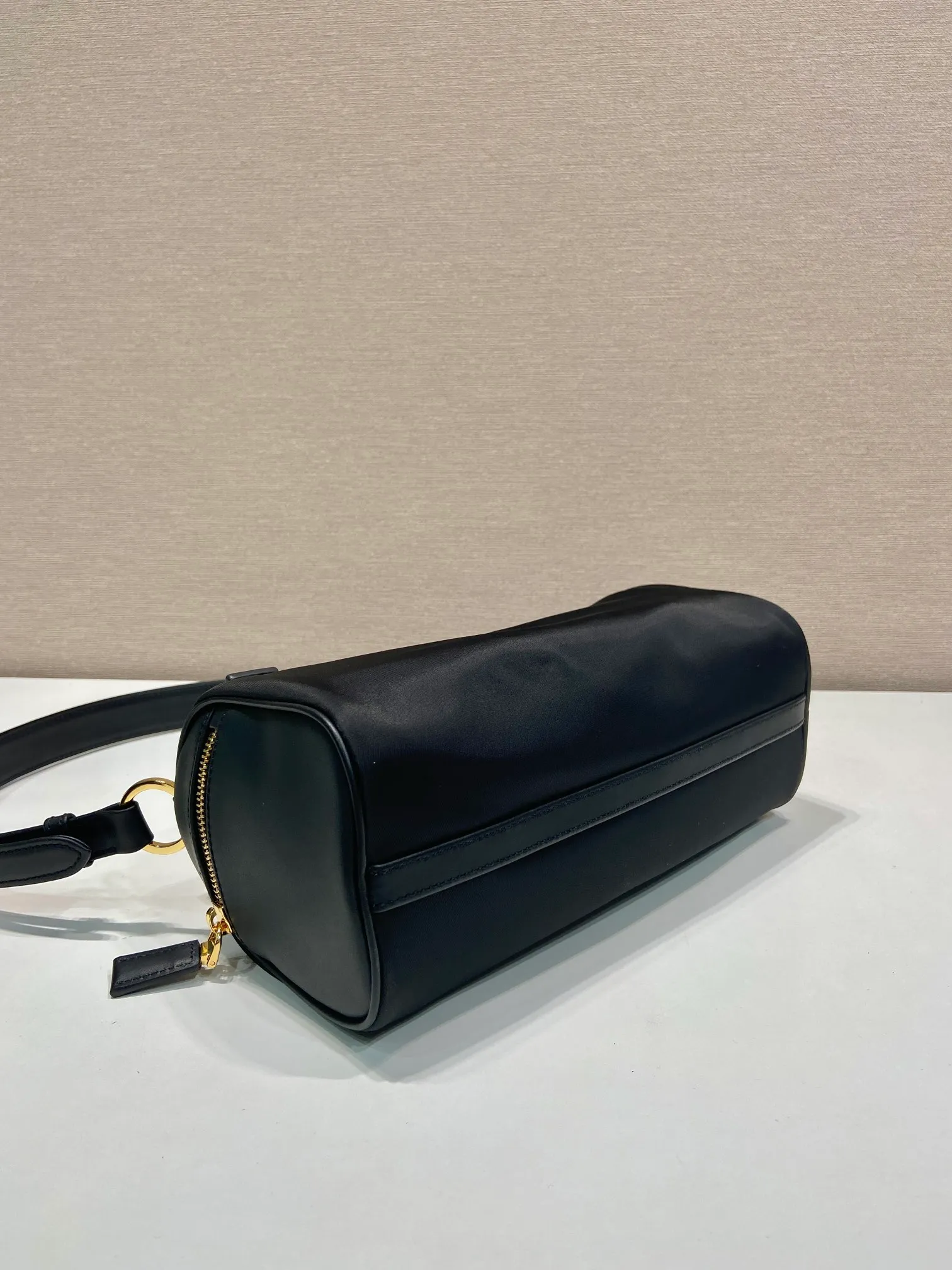 💰1220🎉New style🎉1BC233 Nylon Lock Bag🎉 This Tessuto Locker shoulder bag has a modern and versatile style and is made of Re-Nylon material. Finished with fine calfskin details. Adjustable leather shoulder strap, spacious capacity, with zipper and favorite padlock closure😘😘Another popular style that will never go out of style🎉Hurry up and get it now Length 27x Height 12x Bottom 10.5cm🎉🎉
