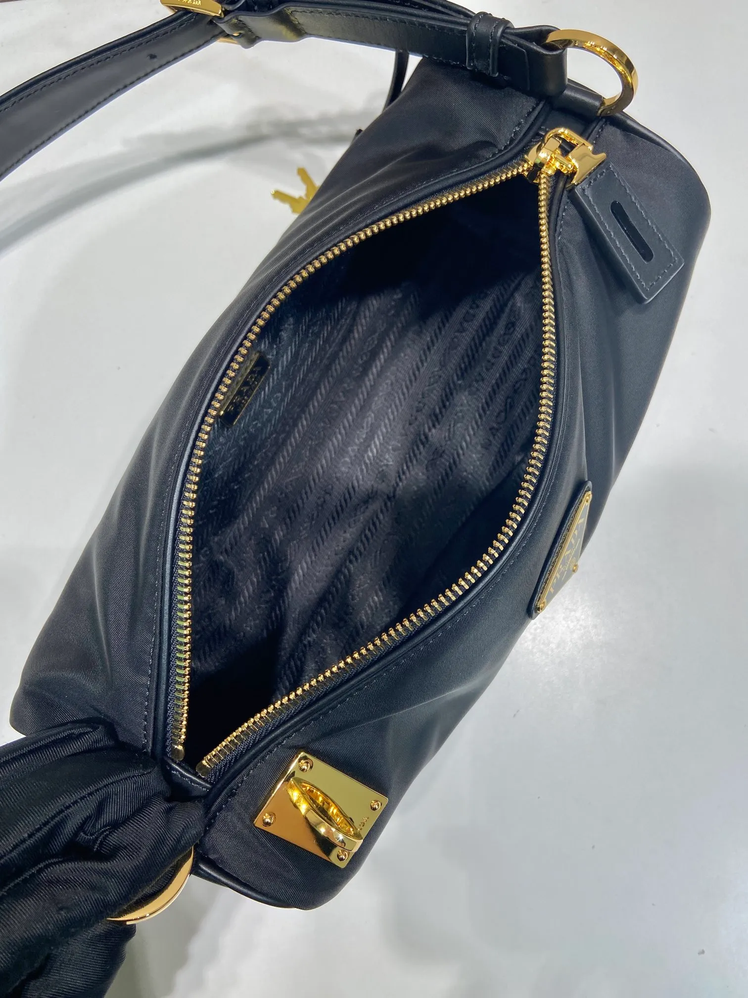 💰1220🎉New style🎉1BC233 Nylon Lock Bag🎉 This Tessuto Locker shoulder bag has a modern and versatile style and is made of Re-Nylon material. Finished with fine calfskin details. Adjustable leather shoulder strap, spacious capacity, with zipper and favorite padlock closure😘😘Another popular style that will never go out of style🎉Hurry up and get it now Length 27x Height 12x Bottom 10.5cm🎉🎉