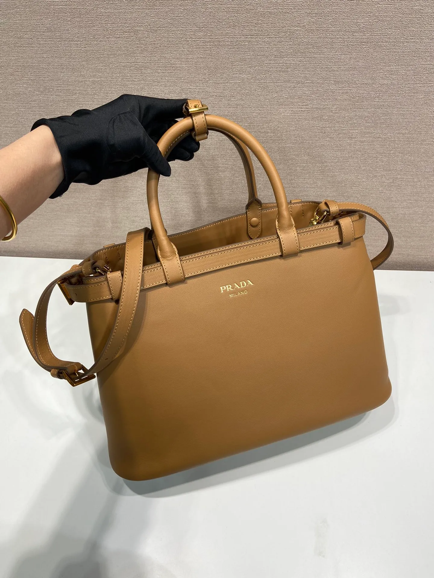 💰2040🎉New product🎉1BA417 large size new color🎉🎉 This handbag is made of imported calfskin, with imported soft sheepskin interior. It has a three-compartment design and a detachable/adjustable long shoulder strap. It has a modern and simple style and incorporates exquisite and delicate details. Simple and elegant, fashionable and practical, it is an ever-popular style. Baby, hurry up and get it🎉🎉 Length 35x Height 25x Bottom 14cm