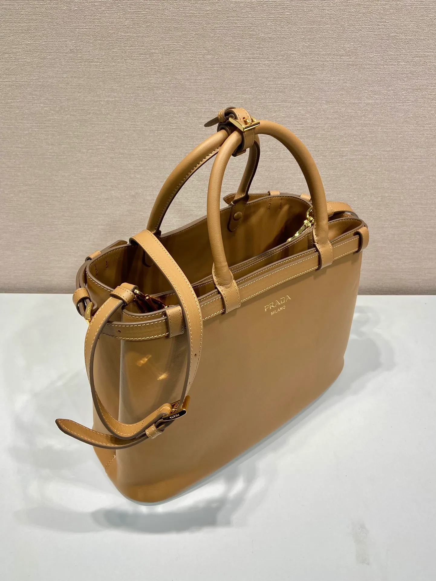 💰2040🎉New product🎉1BA417 large size new color🎉🎉 This handbag is made of imported calfskin, with imported soft sheepskin interior. It has a three-compartment design and a detachable/adjustable long shoulder strap. It has a modern and simple style and incorporates exquisite and delicate details. Simple and elegant, fashionable and practical, it is an ever-popular style. Baby, hurry up and get it🎉🎉 Length 35x Height 25x Bottom 14cm