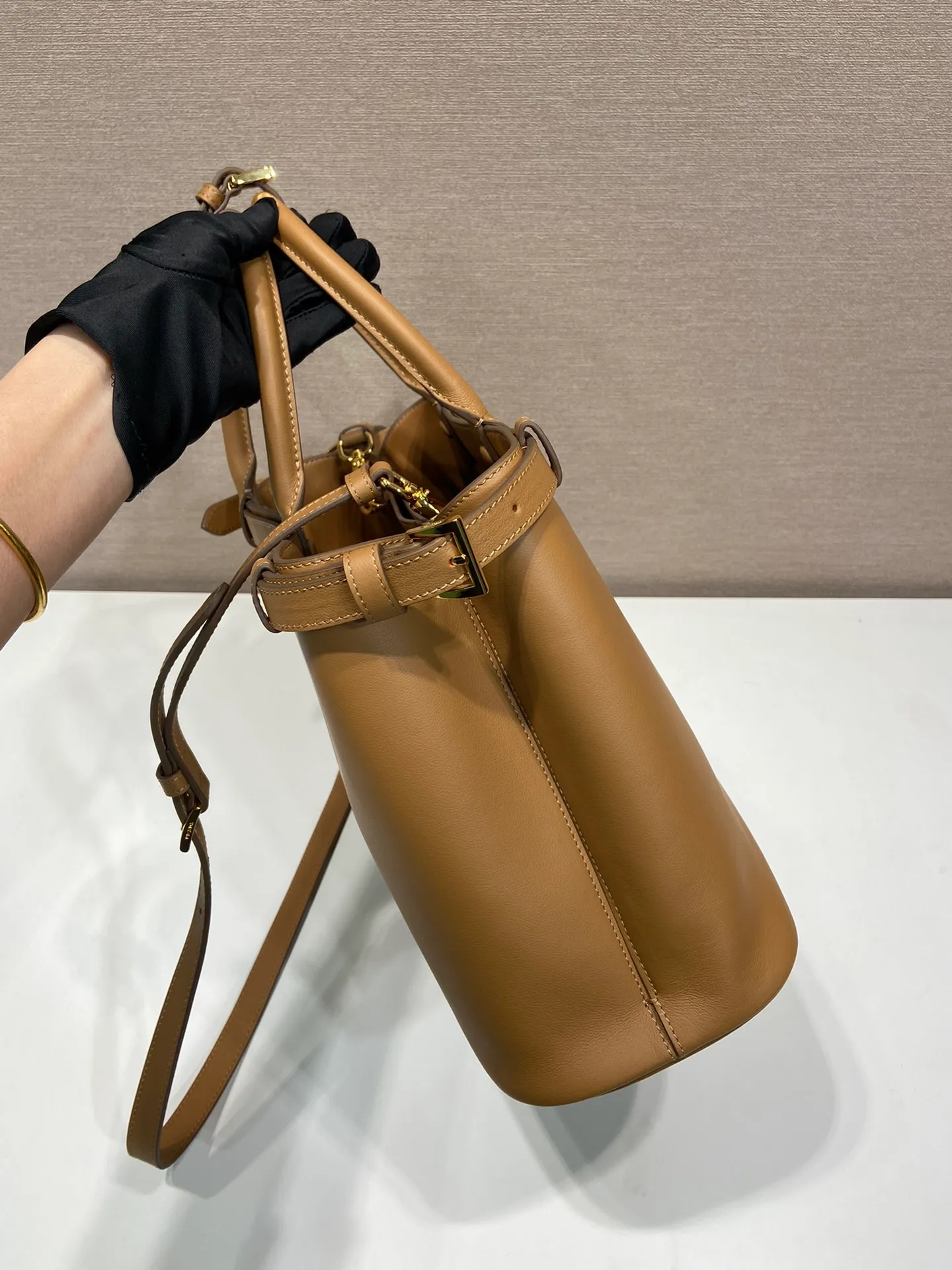 💰2040🎉New product🎉1BA417 large size new color🎉🎉 This handbag is made of imported calfskin, with imported soft sheepskin interior. It has a three-compartment design and a detachable/adjustable long shoulder strap. It has a modern and simple style and incorporates exquisite and delicate details. Simple and elegant, fashionable and practical, it is an ever-popular style. Baby, hurry up and get it🎉🎉 Length 35x Height 25x Bottom 14cm