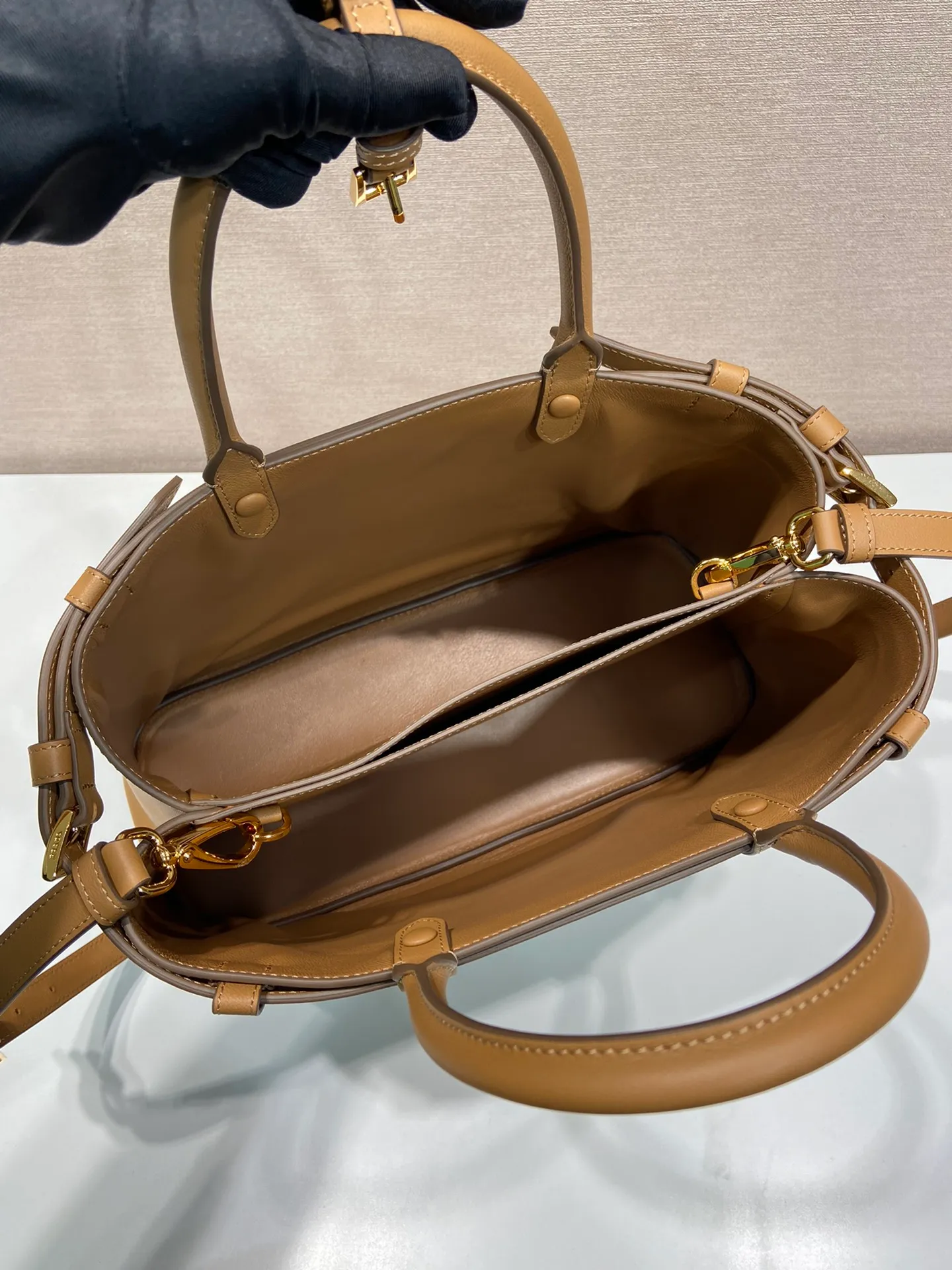💰2040🎉New product🎉1BA417 large size new color🎉🎉 This handbag is made of imported calfskin, with imported soft sheepskin interior. It has a three-compartment design and a detachable/adjustable long shoulder strap. It has a modern and simple style and incorporates exquisite and delicate details. Simple and elegant, fashionable and practical, it is an ever-popular style. Baby, hurry up and get it🎉🎉 Length 35x Height 25x Bottom 14cm