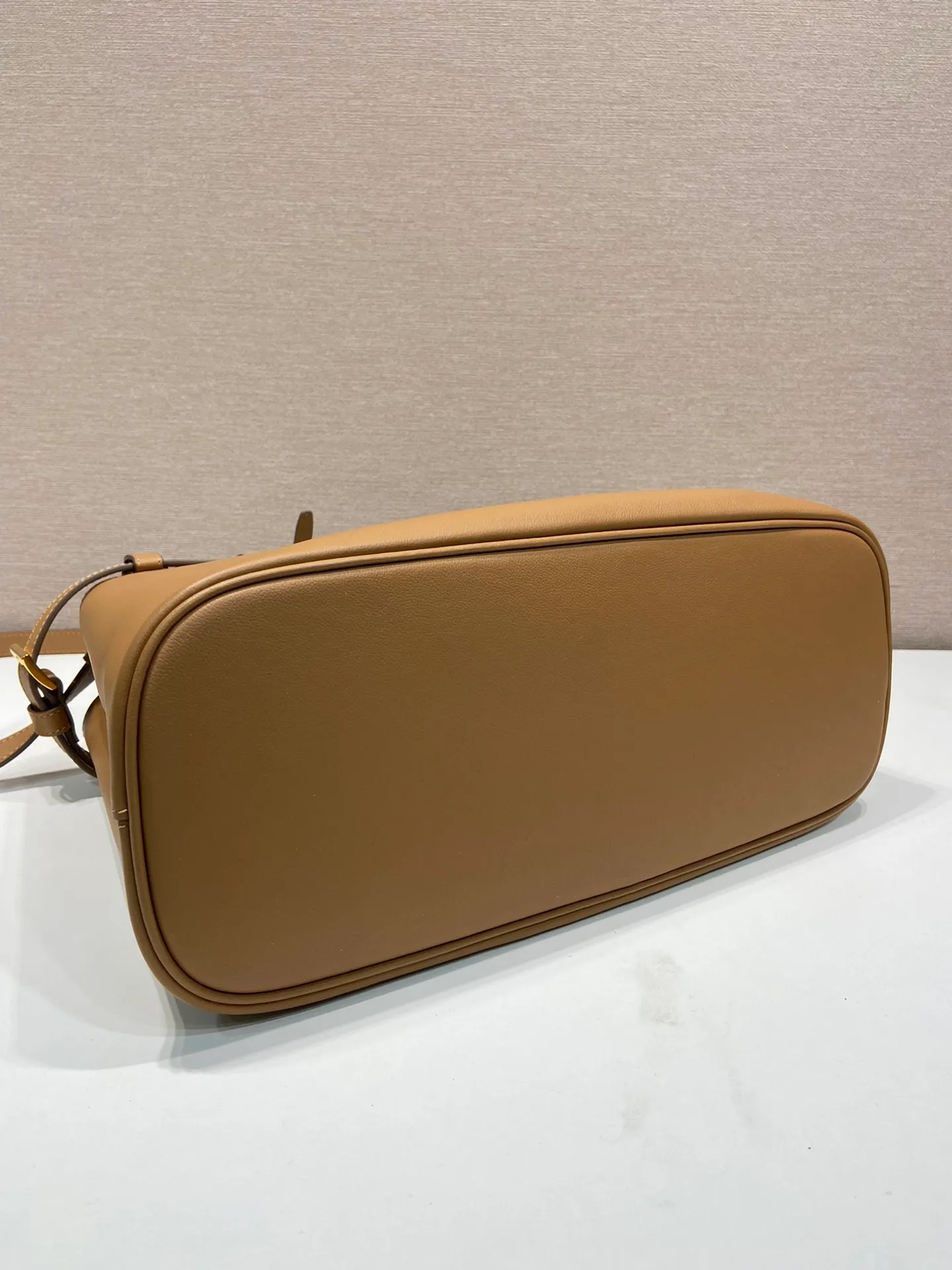 💰2040🎉New product🎉1BA417 large size new color🎉🎉 This handbag is made of imported calfskin, with imported soft sheepskin interior. It has a three-compartment design and a detachable/adjustable long shoulder strap. It has a modern and simple style and incorporates exquisite and delicate details. Simple and elegant, fashionable and practical, it is an ever-popular style. Baby, hurry up and get it🎉🎉 Length 35x Height 25x Bottom 14cm