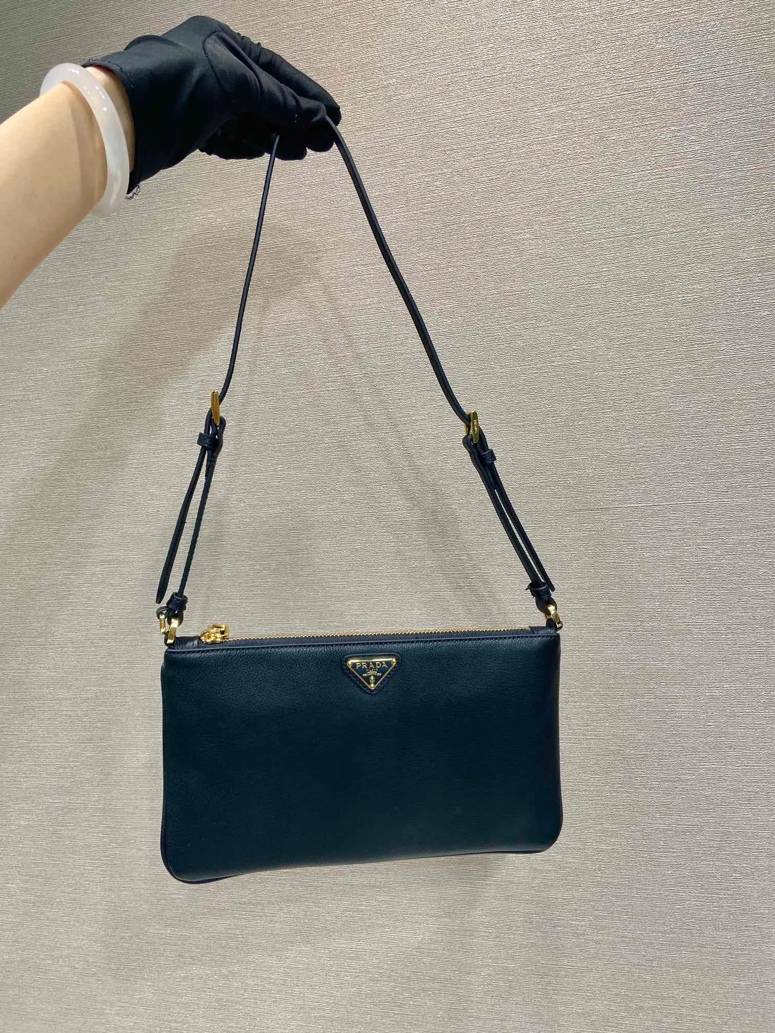 💰900🎉New armpit bag🎉1NE545A calfskin/1BC238🎉🎉 This armpit bag is made of imported calfskin, metal triangle logo, large capacity, light and practical, the upper body effect is very beautiful and fashionable, and it is a popular style that will never go out of style, babies, hurry up and get it! Length 24x Height 14cm🎉🎉🎉💰💰💰