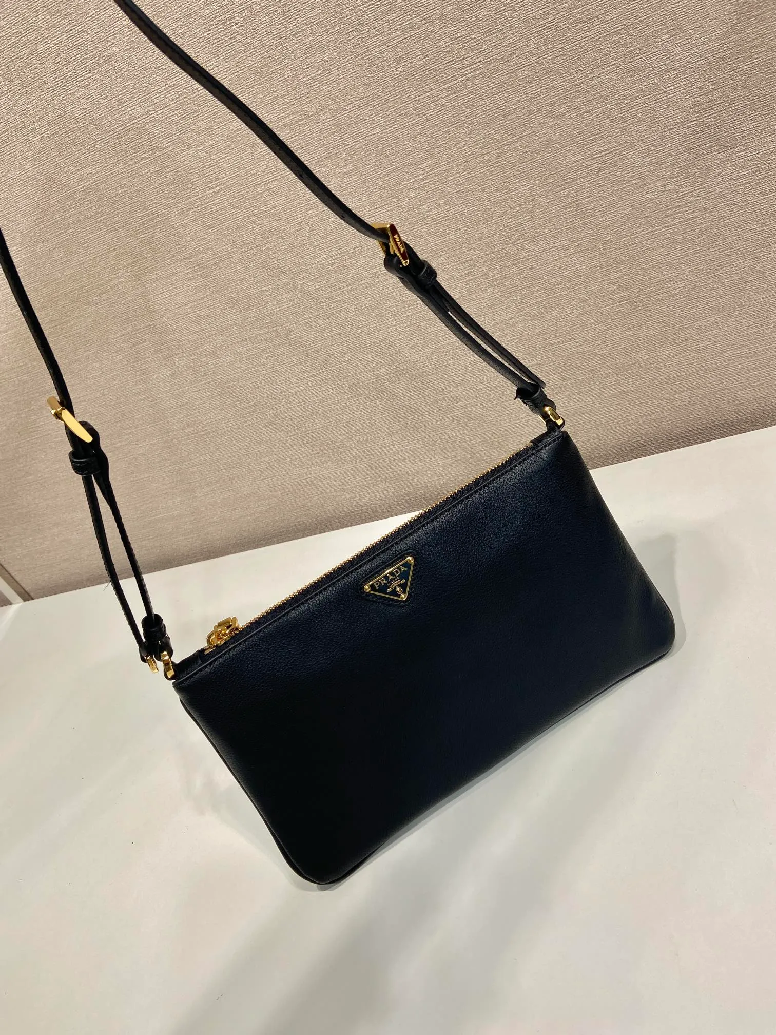 💰900🎉New armpit bag🎉1NE545A calfskin/1BC238🎉🎉 This armpit bag is made of imported calfskin, metal triangle logo, large capacity, light and practical, the upper body effect is very beautiful and fashionable, and it is a popular style that will never go out of style, babies, hurry up and get it! Length 24x Height 14cm🎉🎉🎉💰💰💰