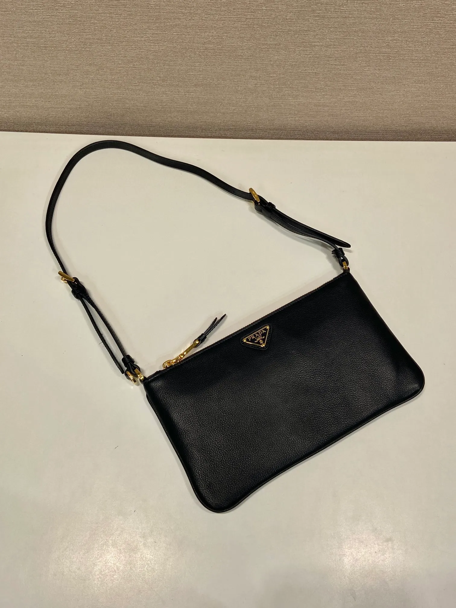💰900🎉New armpit bag🎉1NE545A calfskin/1BC238🎉🎉 This armpit bag is made of imported calfskin, metal triangle logo, large capacity, light and practical, the upper body effect is very beautiful and fashionable, and it is a popular style that will never go out of style, babies, hurry up and get it! Length 24x Height 14cm🎉🎉🎉💰💰💰