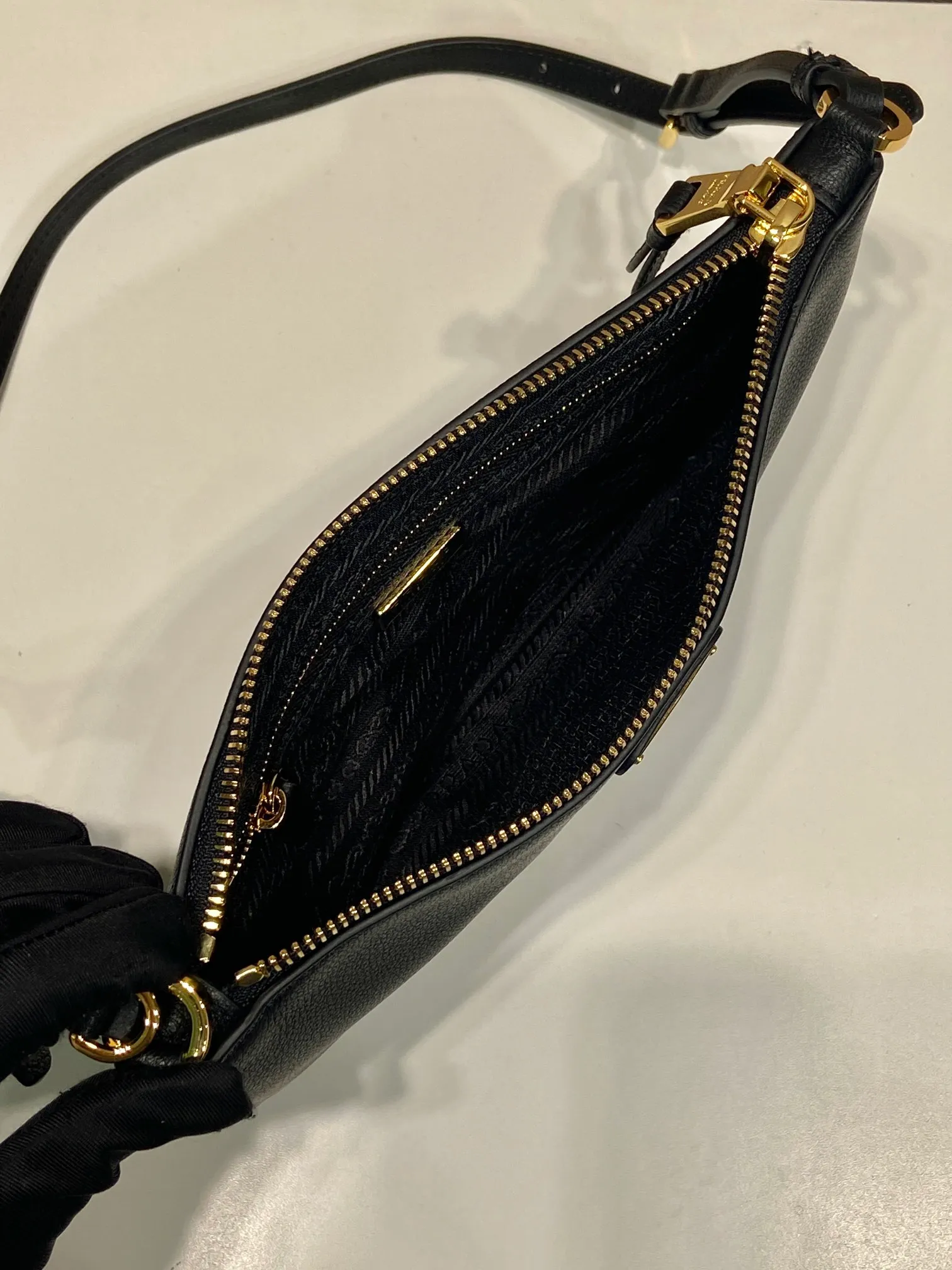 💰900🎉New armpit bag🎉1NE545A calfskin/1BC238🎉🎉 This armpit bag is made of imported calfskin, metal triangle logo, large capacity, light and practical, the upper body effect is very beautiful and fashionable, and it is a popular style that will never go out of style, babies, hurry up and get it! Length 24x Height 14cm🎉🎉🎉💰💰💰