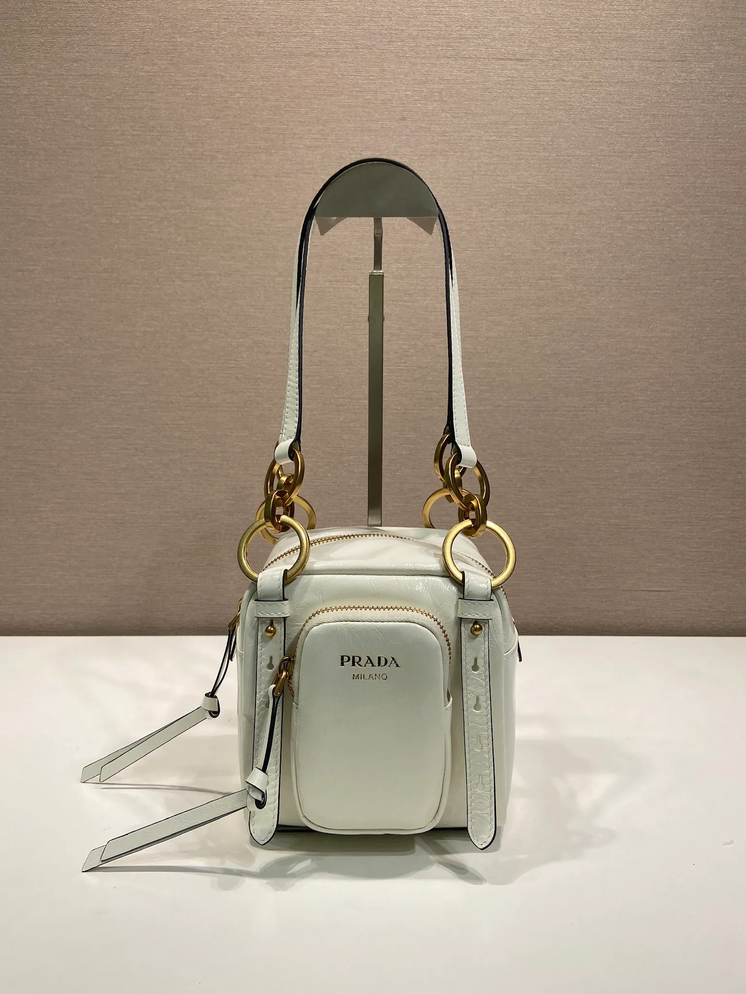 💰1500🎉New oil wax leather🎉1BB137 small size🎉💰 This new square handbag is made of soft oil wax leather with a retro feel. Retro metal hardware and zipper pockets with archive elements highlight the retro charm. It has large capacity and can be carried by hand or shoulder strap. The upper body effect is fashionable and towering. It is also a popular style that will never go out of style. Get it now🎉 Length 14x Height 14x Bottom 13.5cm🎉🎉🎉💰💰💰