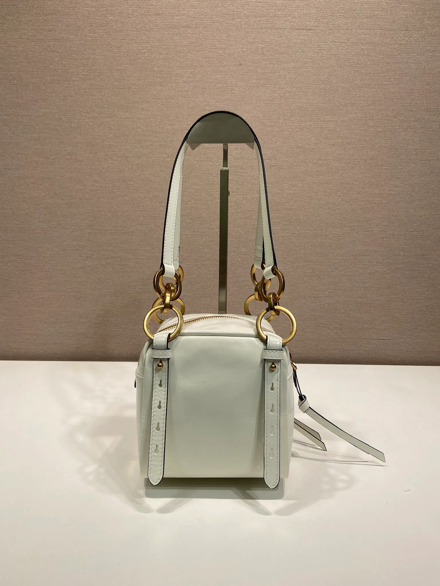 💰1500🎉New oil wax leather🎉1BB137 small size🎉💰 This new square handbag is made of soft oil wax leather with a retro feel. Retro metal hardware and zipper pockets with archive elements highlight the retro charm. It has large capacity and can be carried by hand or shoulder strap. The upper body effect is fashionable and towering. It is also a popular style that will never go out of style. Get it now🎉 Length 14x Height 14x Bottom 13.5cm🎉🎉🎉💰💰💰
