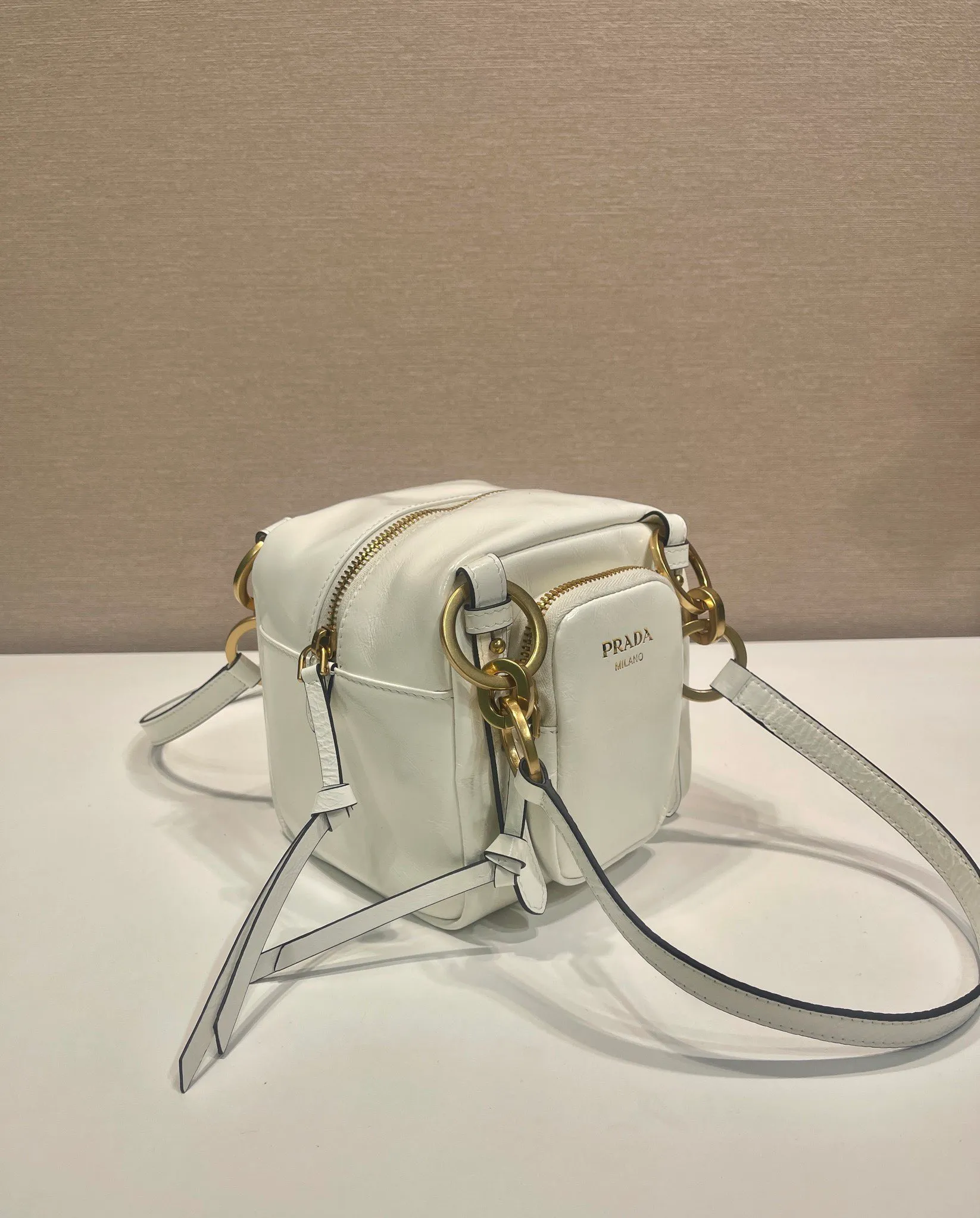 💰1500🎉New oil wax leather🎉1BB137 small size🎉💰 This new square handbag is made of soft oil wax leather with a retro feel. Retro metal hardware and zipper pockets with archive elements highlight the retro charm. It has large capacity and can be carried by hand or shoulder strap. The upper body effect is fashionable and towering. It is also a popular style that will never go out of style. Get it now🎉 Length 14x Height 14x Bottom 13.5cm🎉🎉🎉💰💰💰