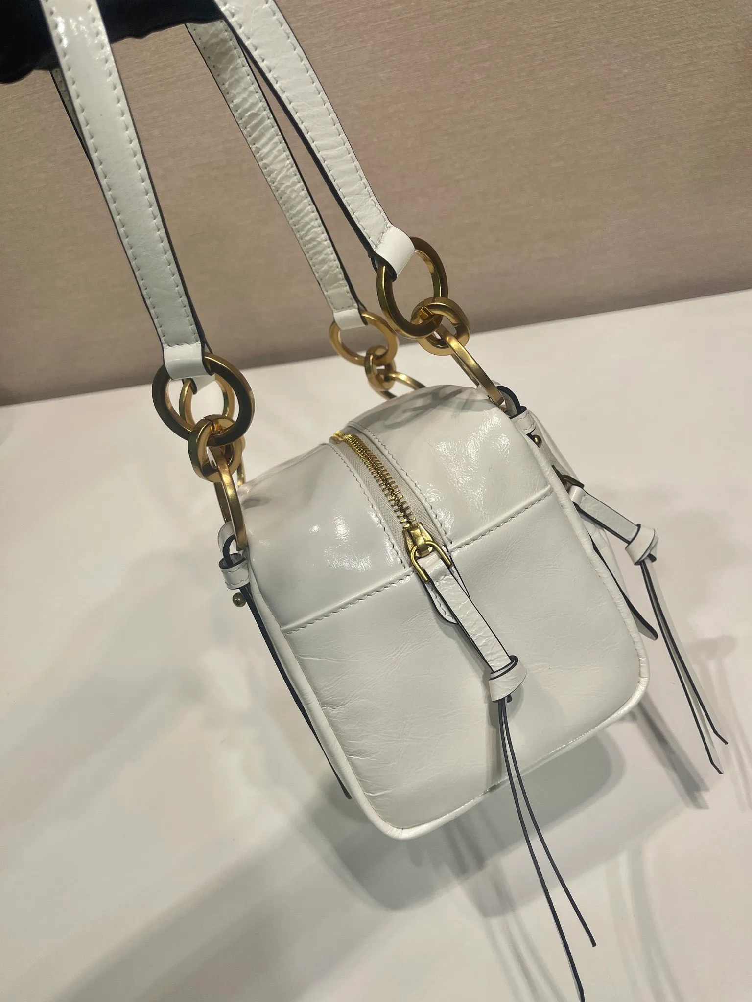 💰1500🎉New oil wax leather🎉1BB137 small size🎉💰 This new square handbag is made of soft oil wax leather with a retro feel. Retro metal hardware and zipper pockets with archive elements highlight the retro charm. It has large capacity and can be carried by hand or shoulder strap. The upper body effect is fashionable and towering. It is also a popular style that will never go out of style. Get it now🎉 Length 14x Height 14x Bottom 13.5cm🎉🎉🎉💰💰💰