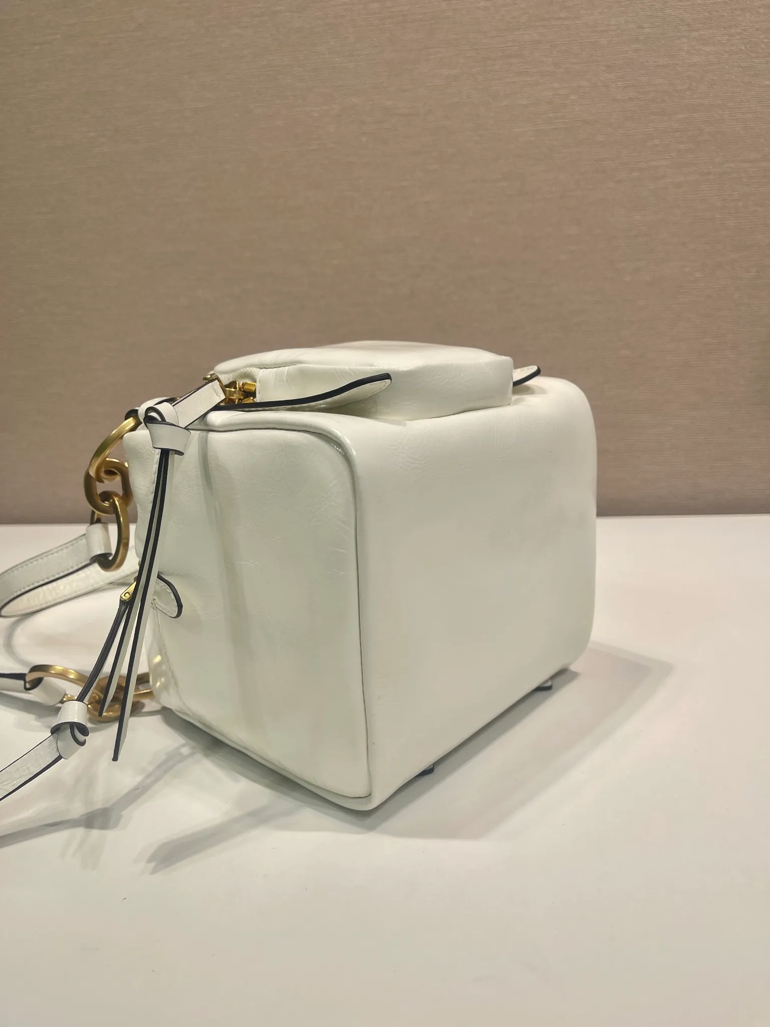 💰1500🎉New oil wax leather🎉1BB137 small size🎉💰 This new square handbag is made of soft oil wax leather with a retro feel. Retro metal hardware and zipper pockets with archive elements highlight the retro charm. It has large capacity and can be carried by hand or shoulder strap. The upper body effect is fashionable and towering. It is also a popular style that will never go out of style. Get it now🎉 Length 14x Height 14x Bottom 13.5cm🎉🎉🎉💰💰💰